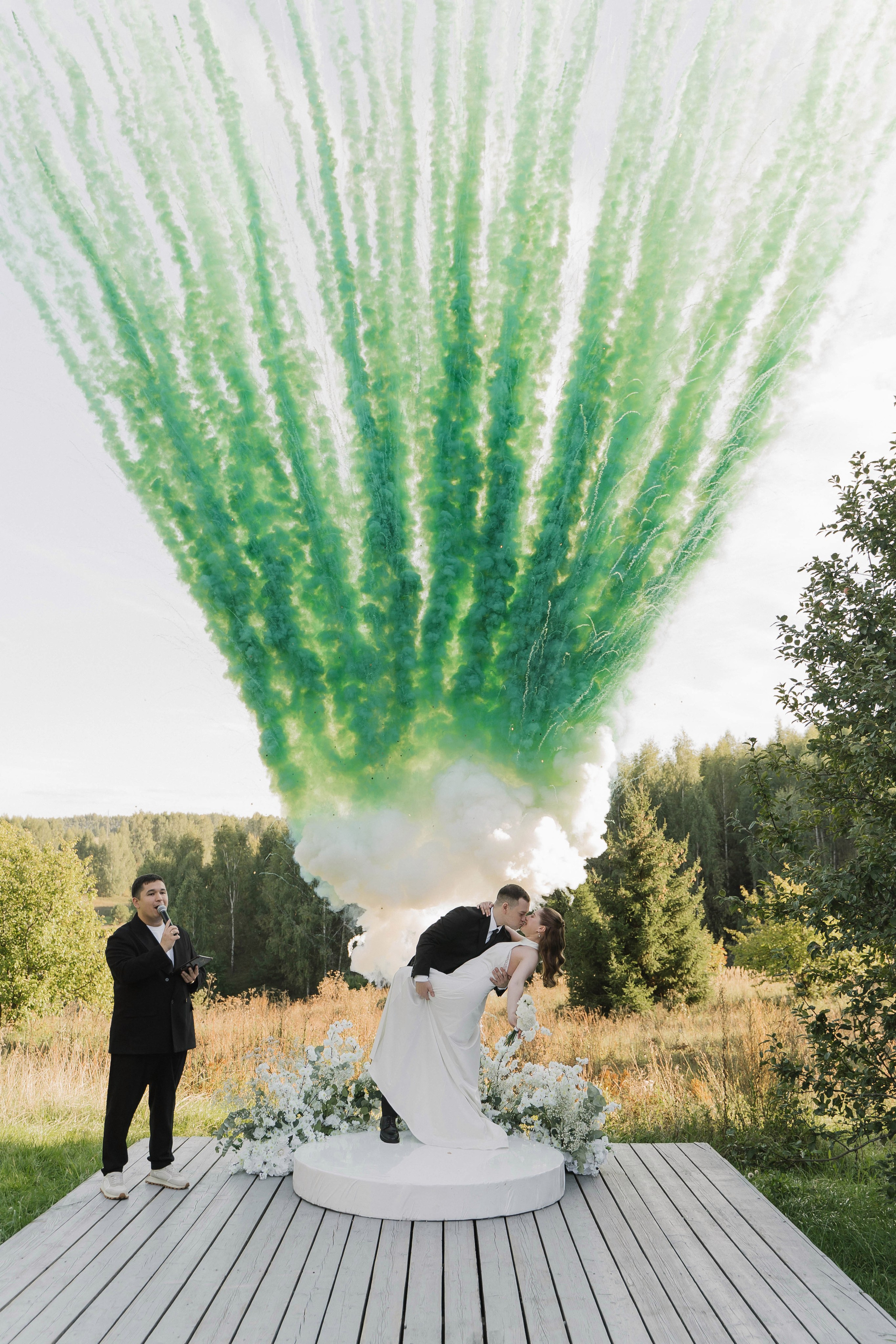 Свадебное фото: молодожены на фоне цветного салюта