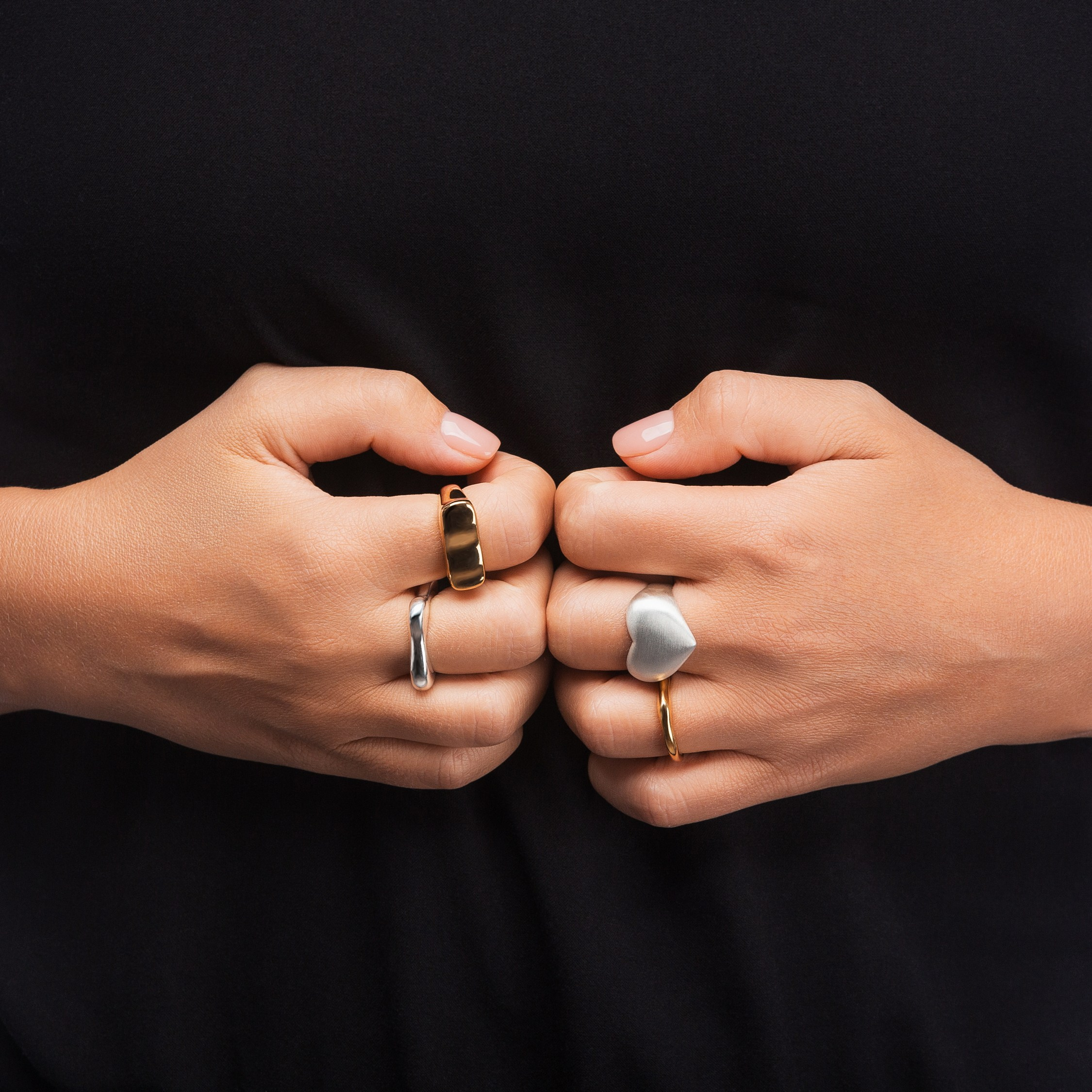 Портретная фотосъемка ювелирных украшений на моделях. Профессиональный фотограф в Санкт-Петербурге. Студийная рекламная фотография. Ювелирный фотограф Сергей Пушкин. Фото для каталога и маркетплейсов. Фотосъёмка на белом фоне. Product photographer in Saint-Petersburg, Russia. Gems photo. Фотосессия в студии в спб. Фотосессия юкрашений и бижутерии. Фотограф в студии в спб для украшений. 