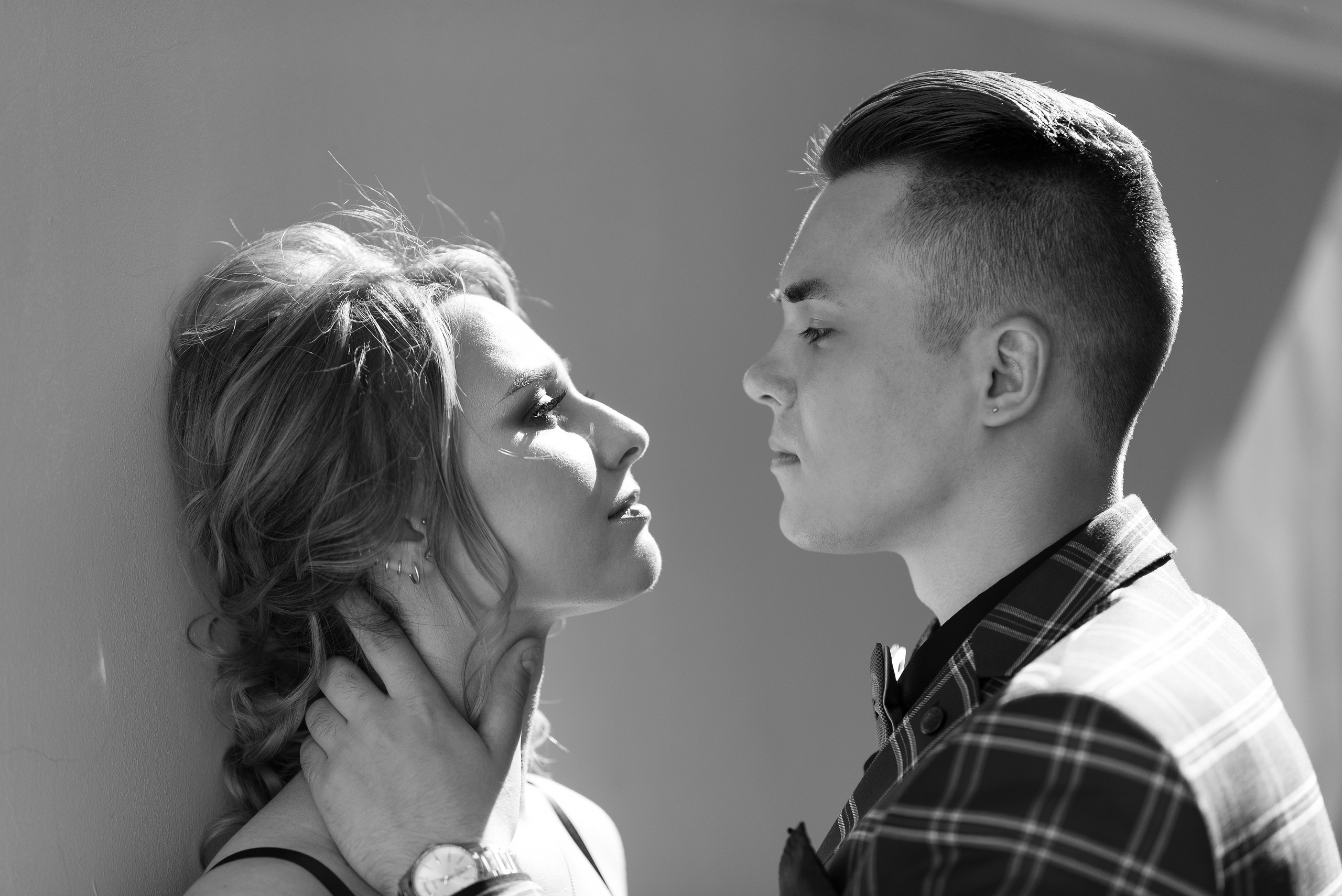 Взгляды влюбленных друг на друга.