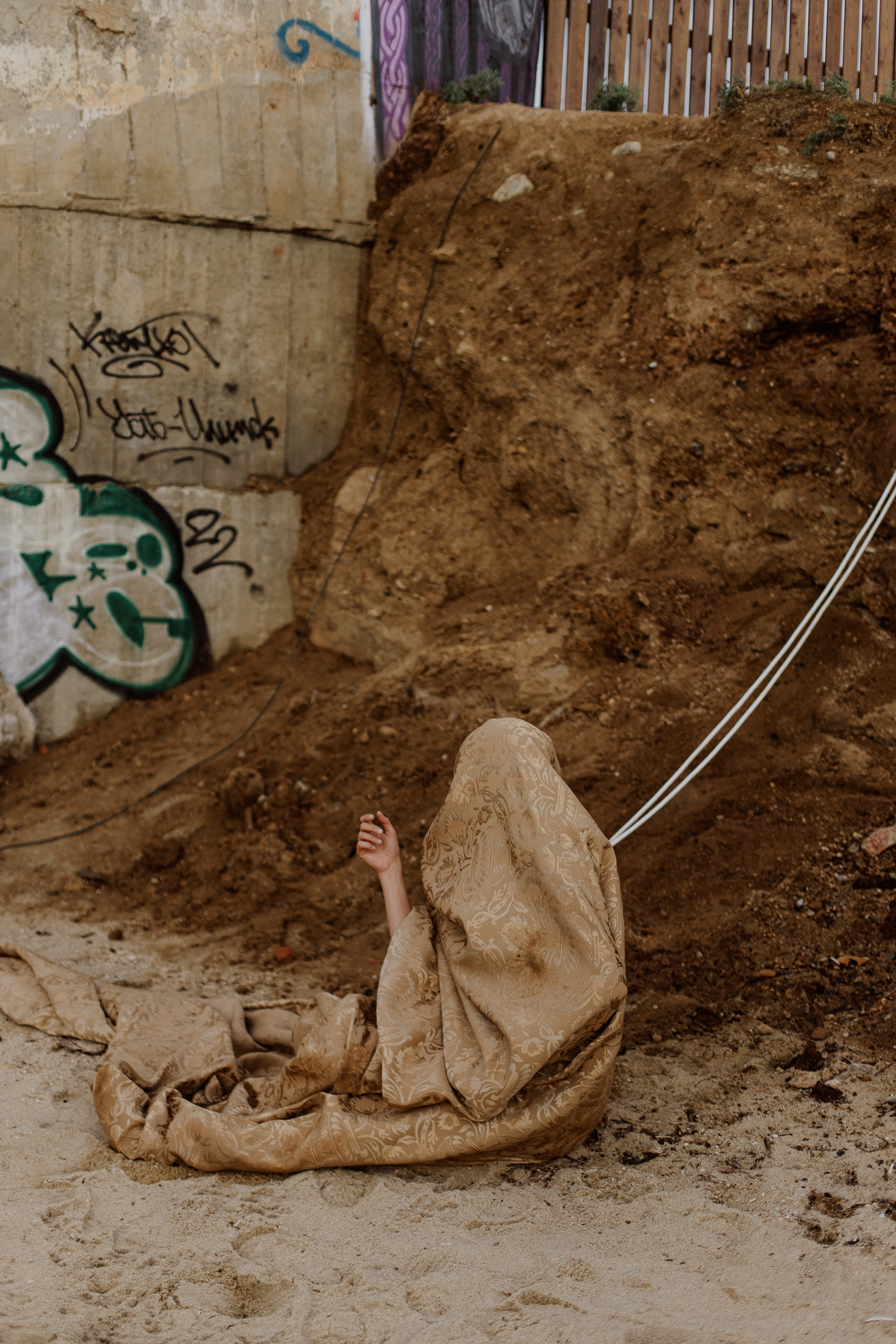 Перформанс Ирины Беляевой, остров Ольхон. Фотограф Ольхон/ Индия, Регина