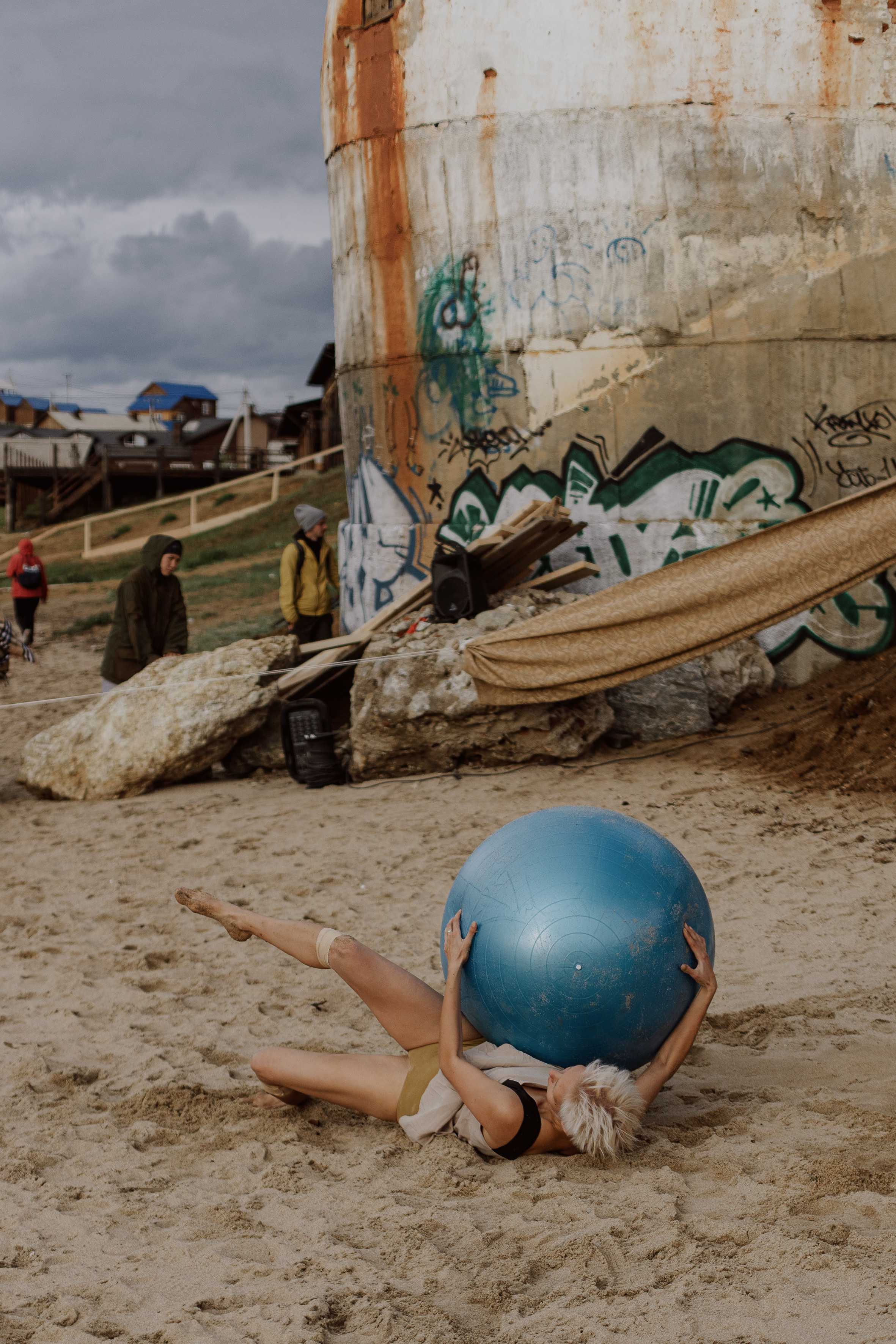 Перформанс Ирины Беляевой, остров Ольхон. Фотограф Ольхон/ Индия, Регина