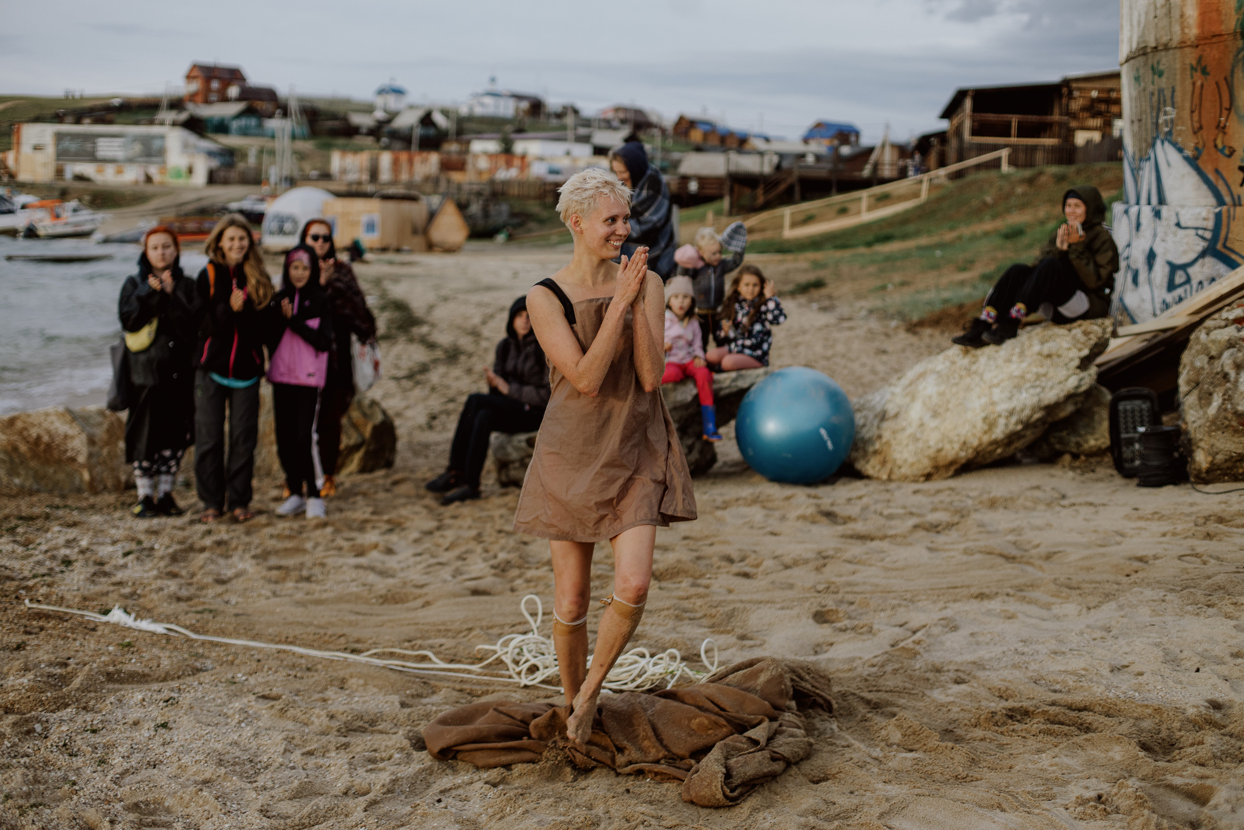 Перформанс Ирины Беляевой, остров Ольхон. Фотограф Ольхон/ Индия, Регина