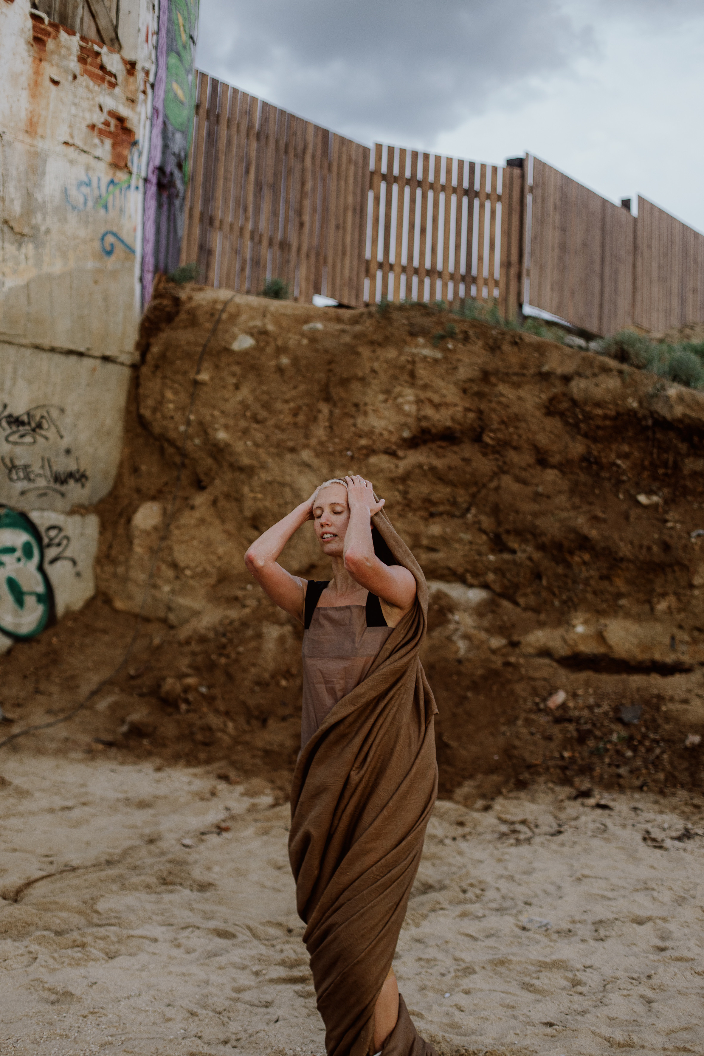 Перформанс Ирины Беляевой, остров Ольхон. Фотограф Ольхон/ Индия, Регина