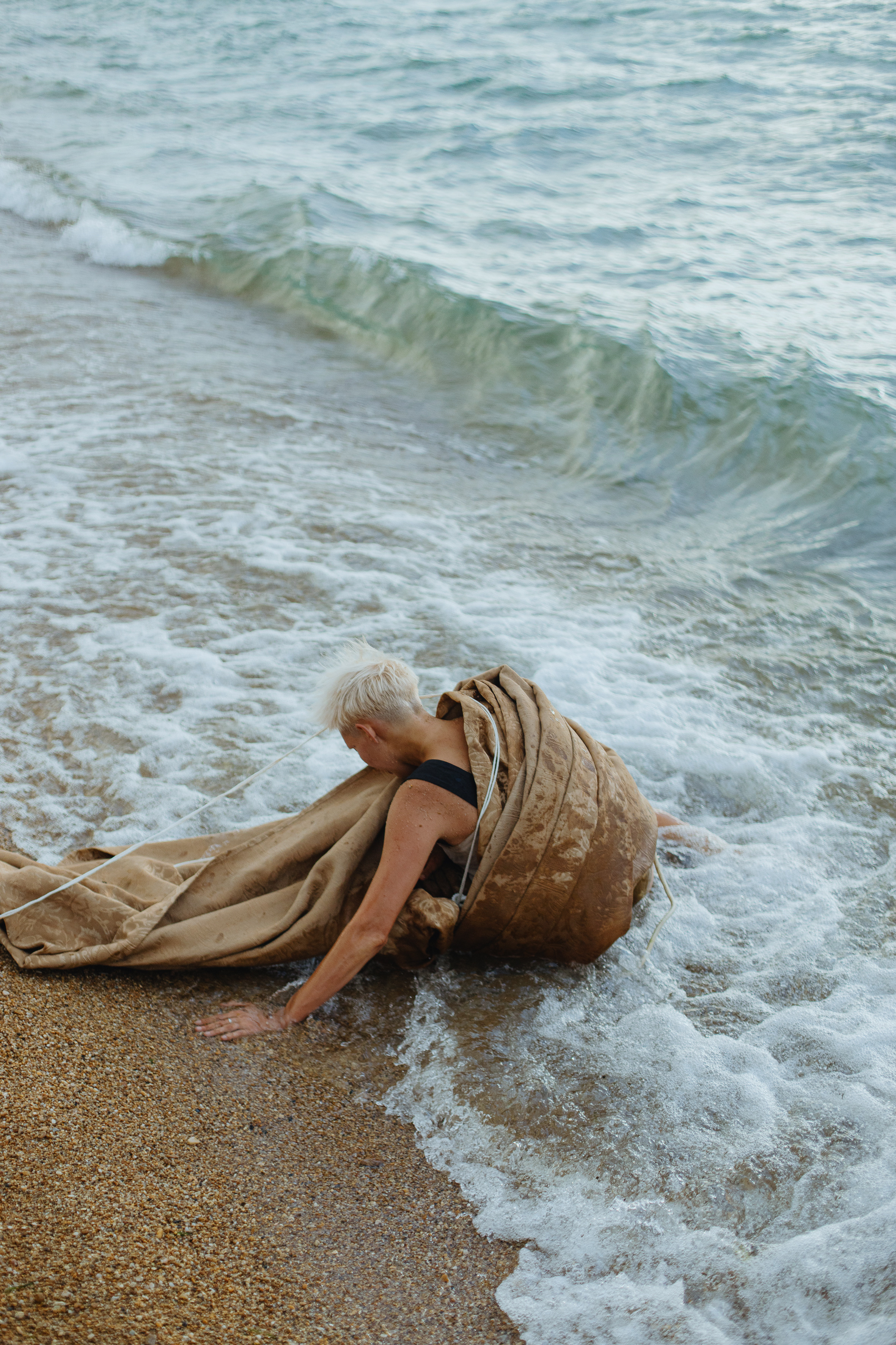 Перформанс Ирины Беляевой, остров Ольхон. Фотограф Ольхон/ Индия, Регина