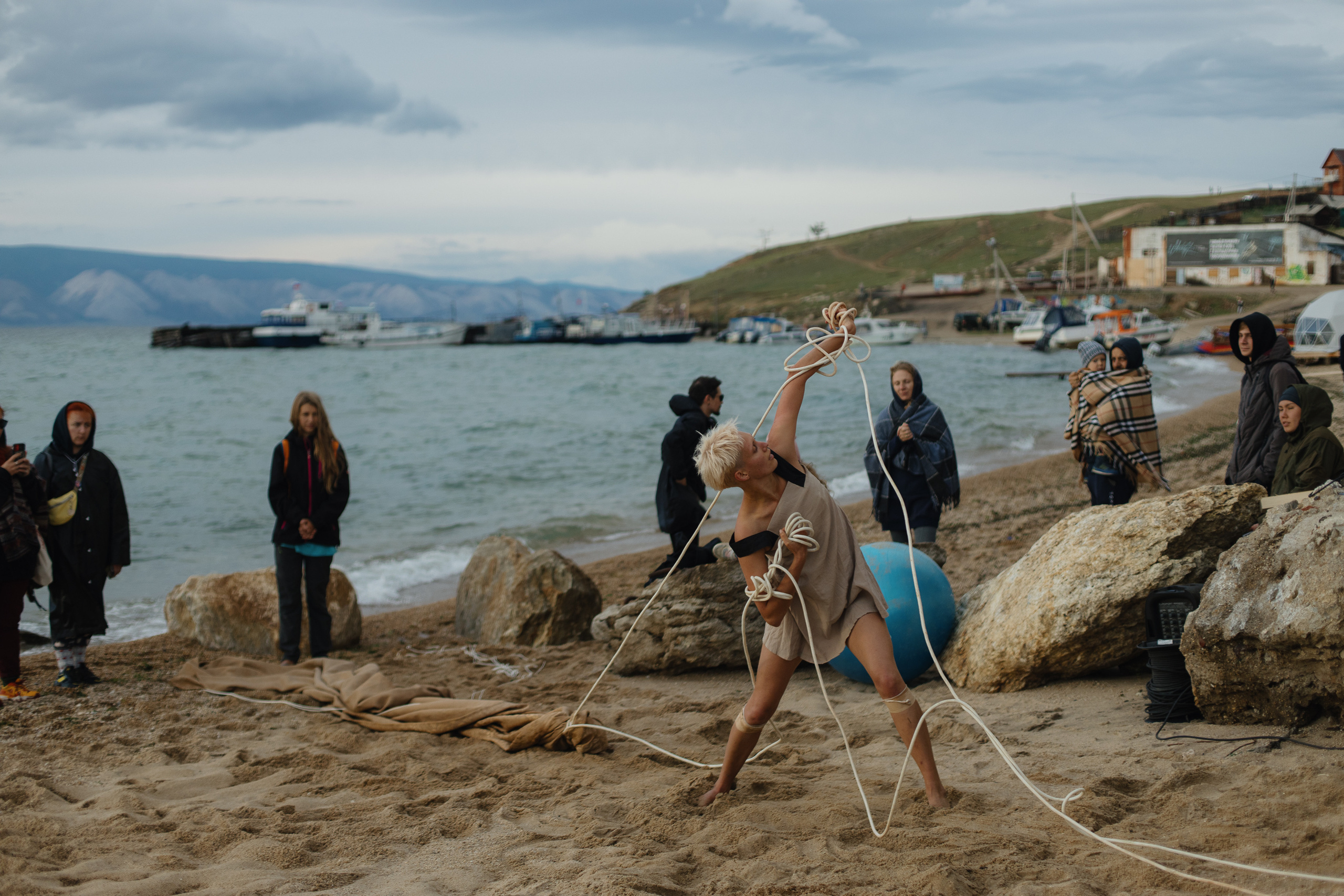 Перформанс Ирины Беляевой, остров Ольхон. Фотограф Ольхон/ Индия, Регина