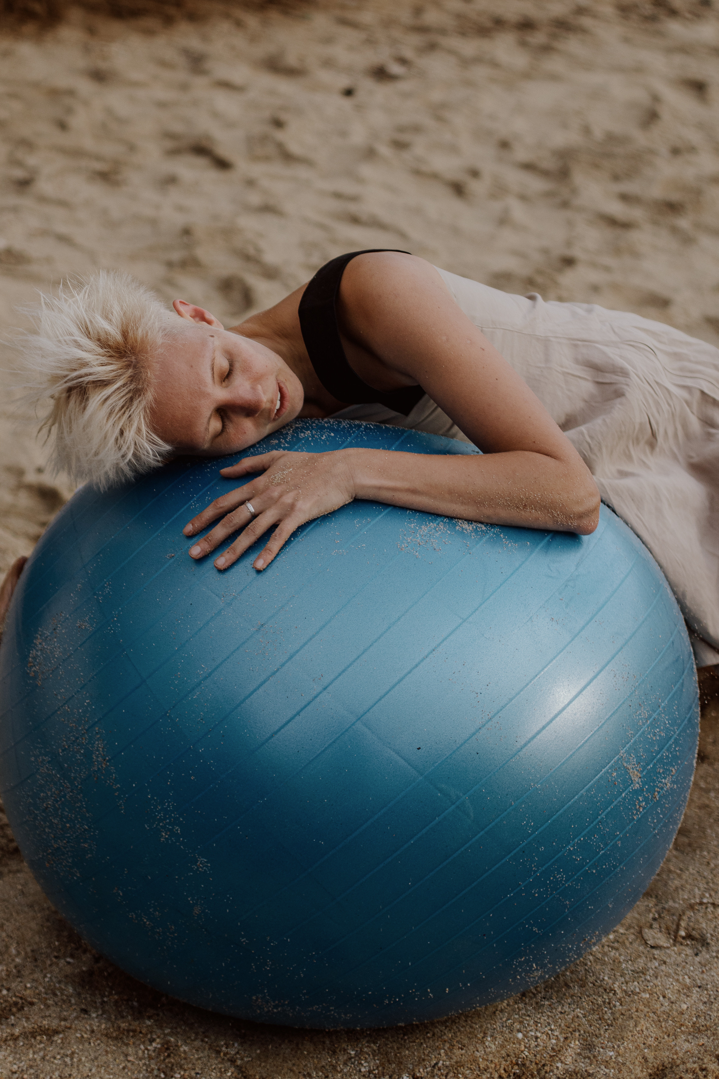 Перформанс Ирины Беляевой, остров Ольхон. Фотограф Ольхон/ Индия, Регина