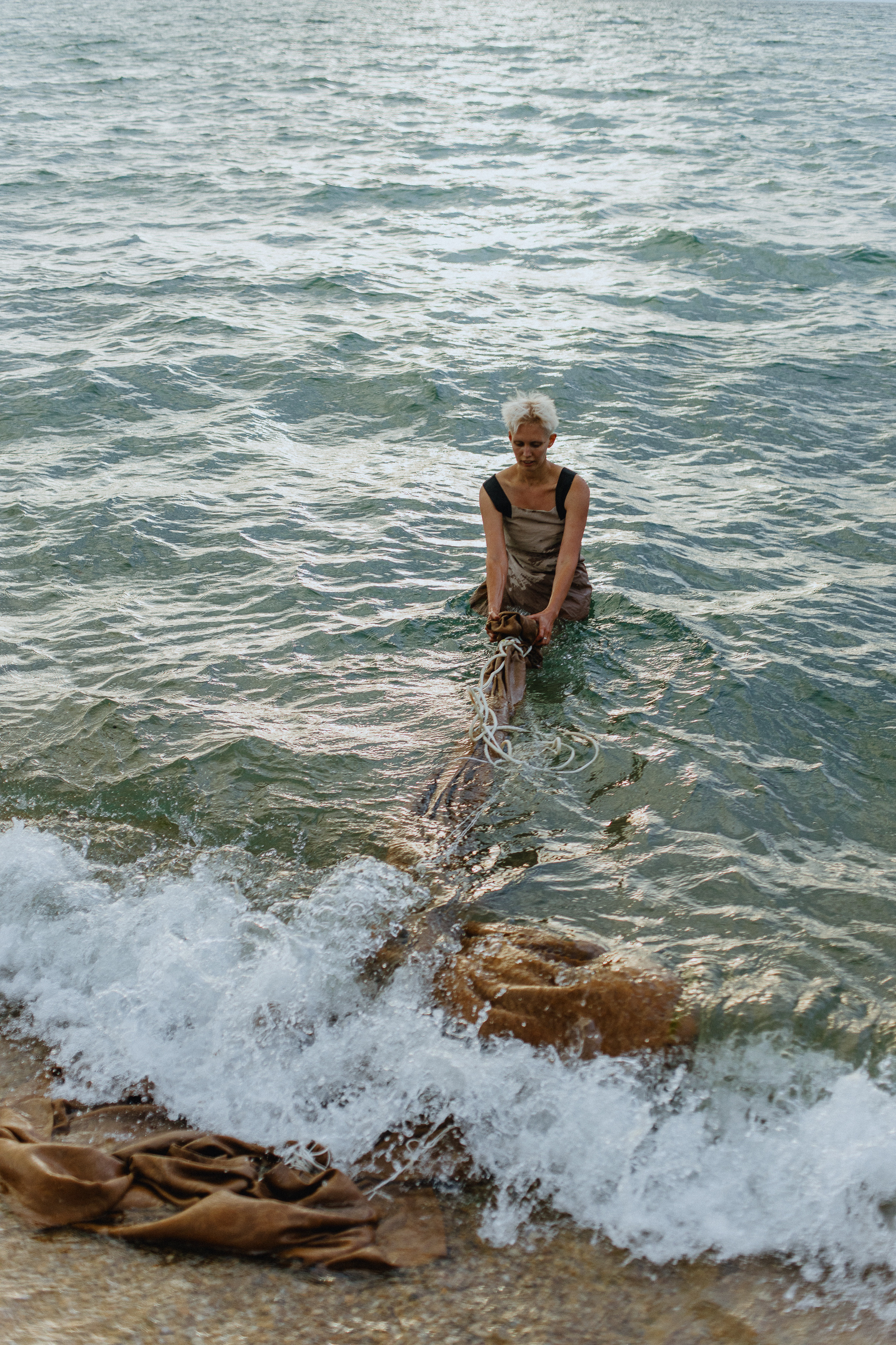 Перформанс Ирины Беляевой, остров Ольхон. Фотограф Ольхон/ Индия, Регина