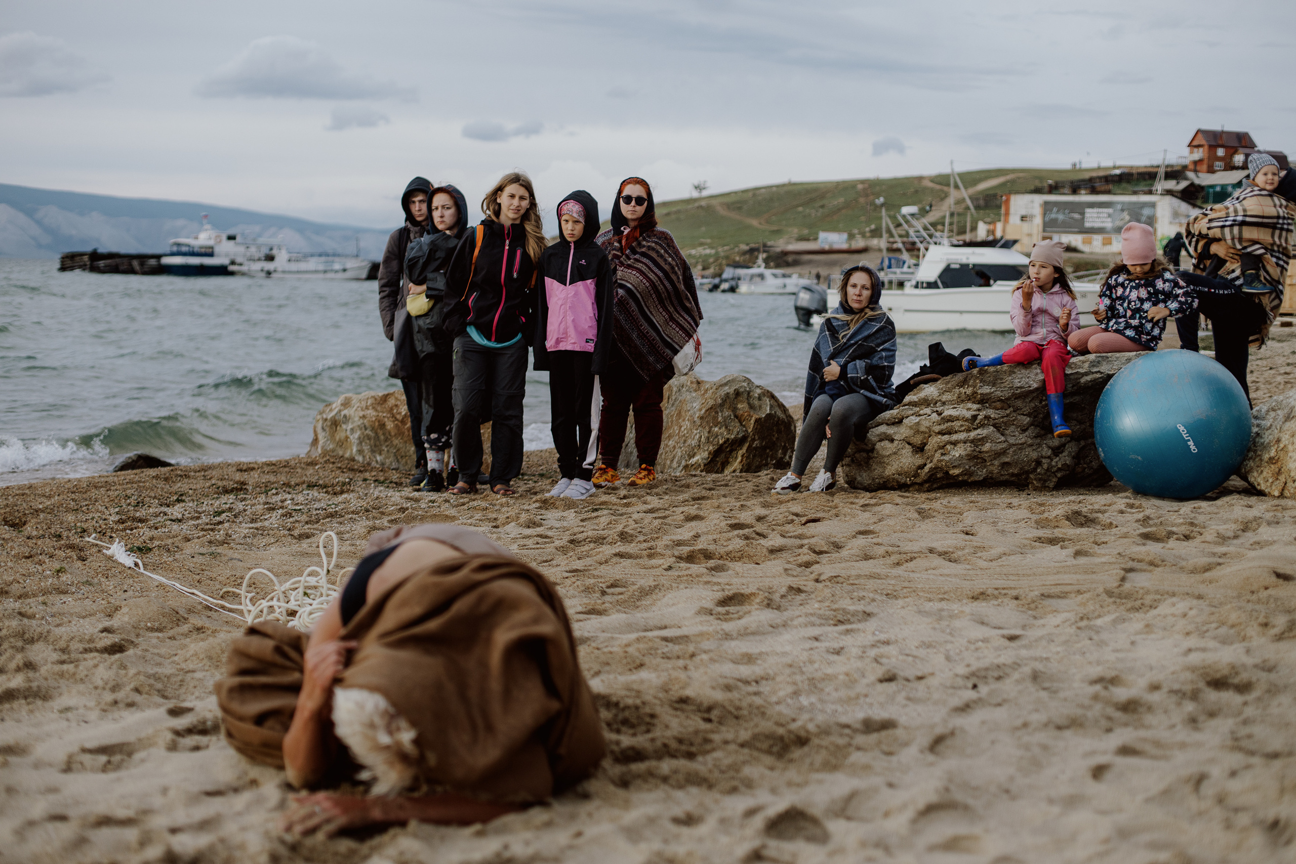 Перформанс Ирины Беляевой, остров Ольхон. Фотограф Ольхон/ Индия, Регина