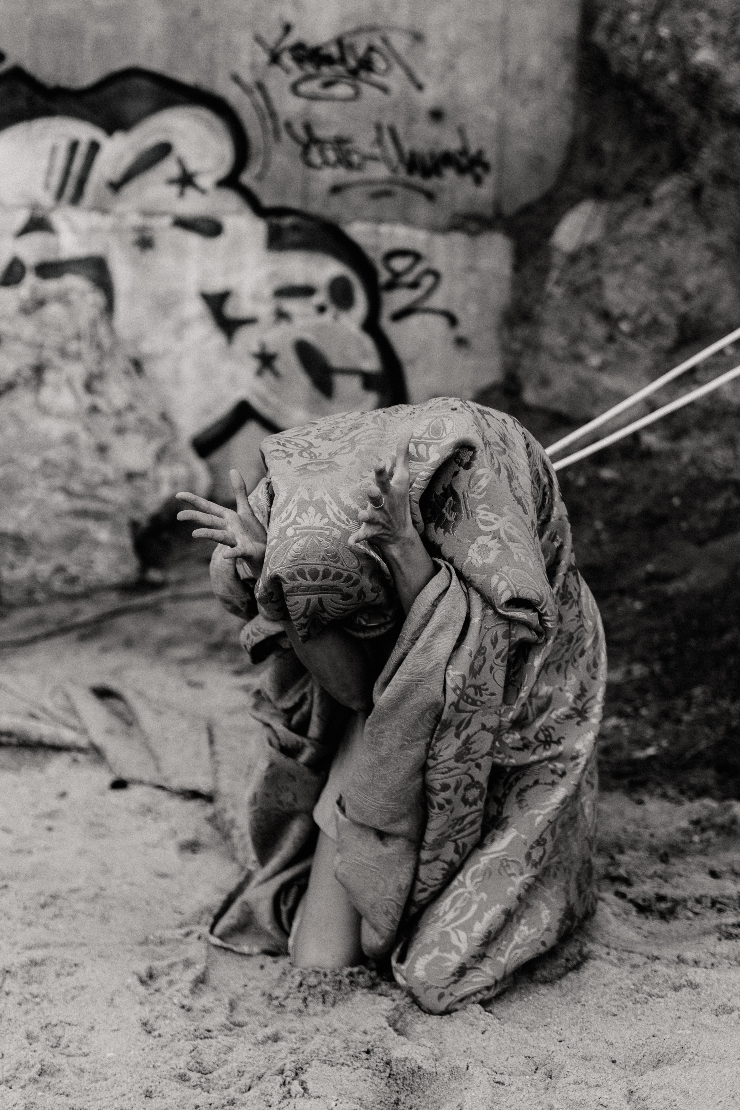 Перформанс Ирины Беляевой, остров Ольхон. Фотограф Ольхон/ Индия, Регина