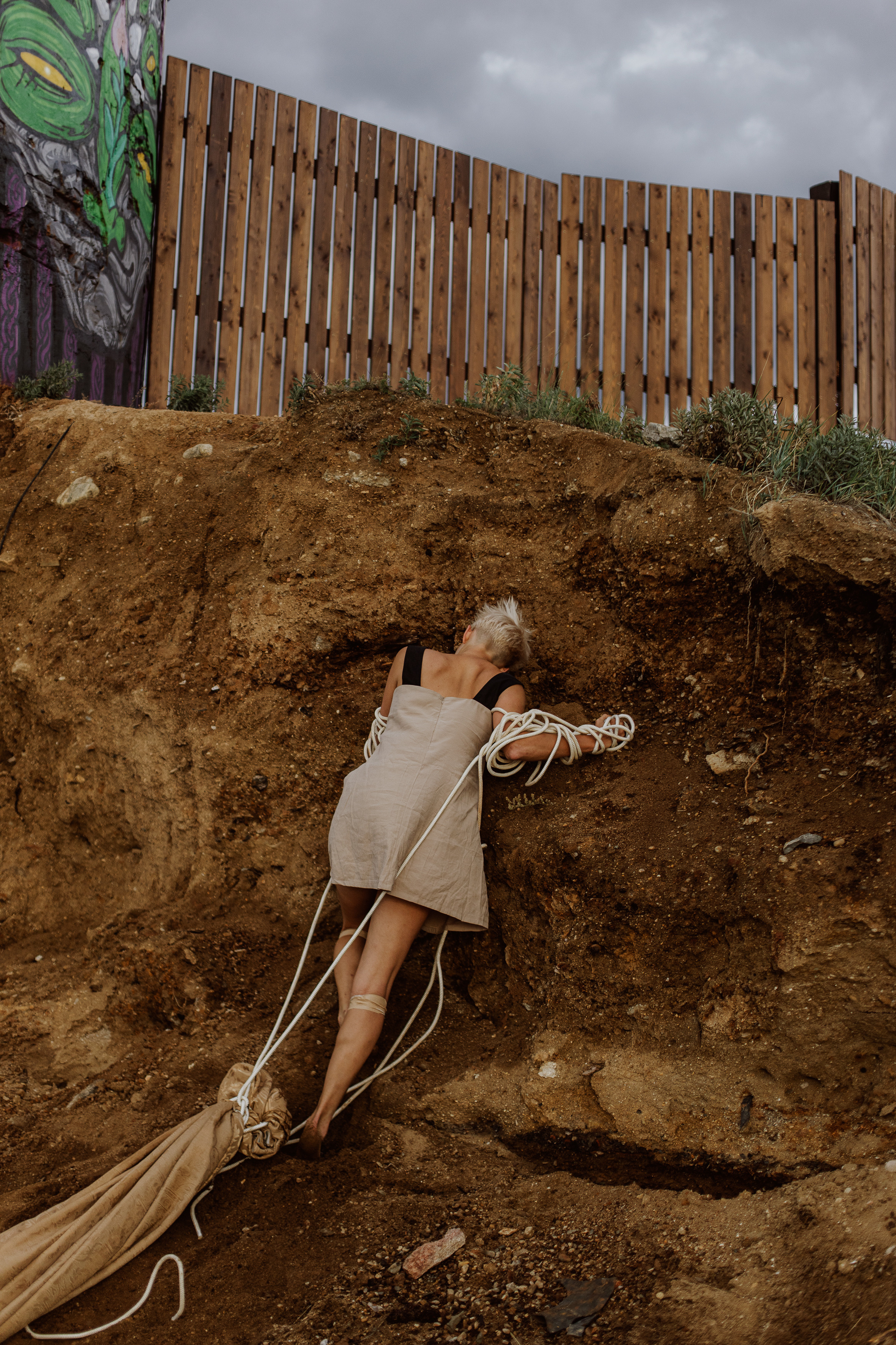 Перформанс Ирины Беляевой, остров Ольхон. Фотограф Ольхон/ Индия, Регина