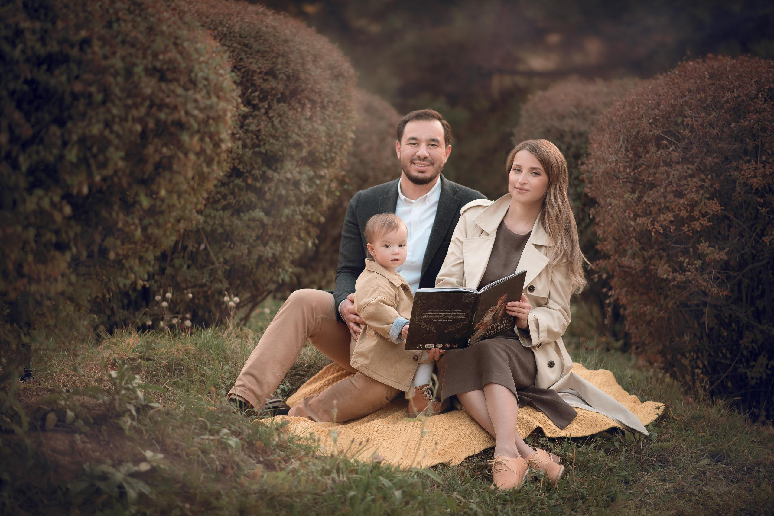 Семейная фотопрогулка в Алматы. Фотограф в Алматы Новгородская Мария