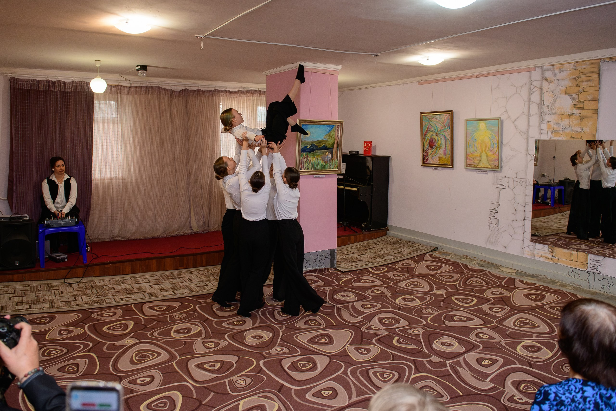 Выставка «Влюбленная в мир». Художница Татьяна Иванова-Гуляева. Фотограф Валерия Голубева (Миронова)