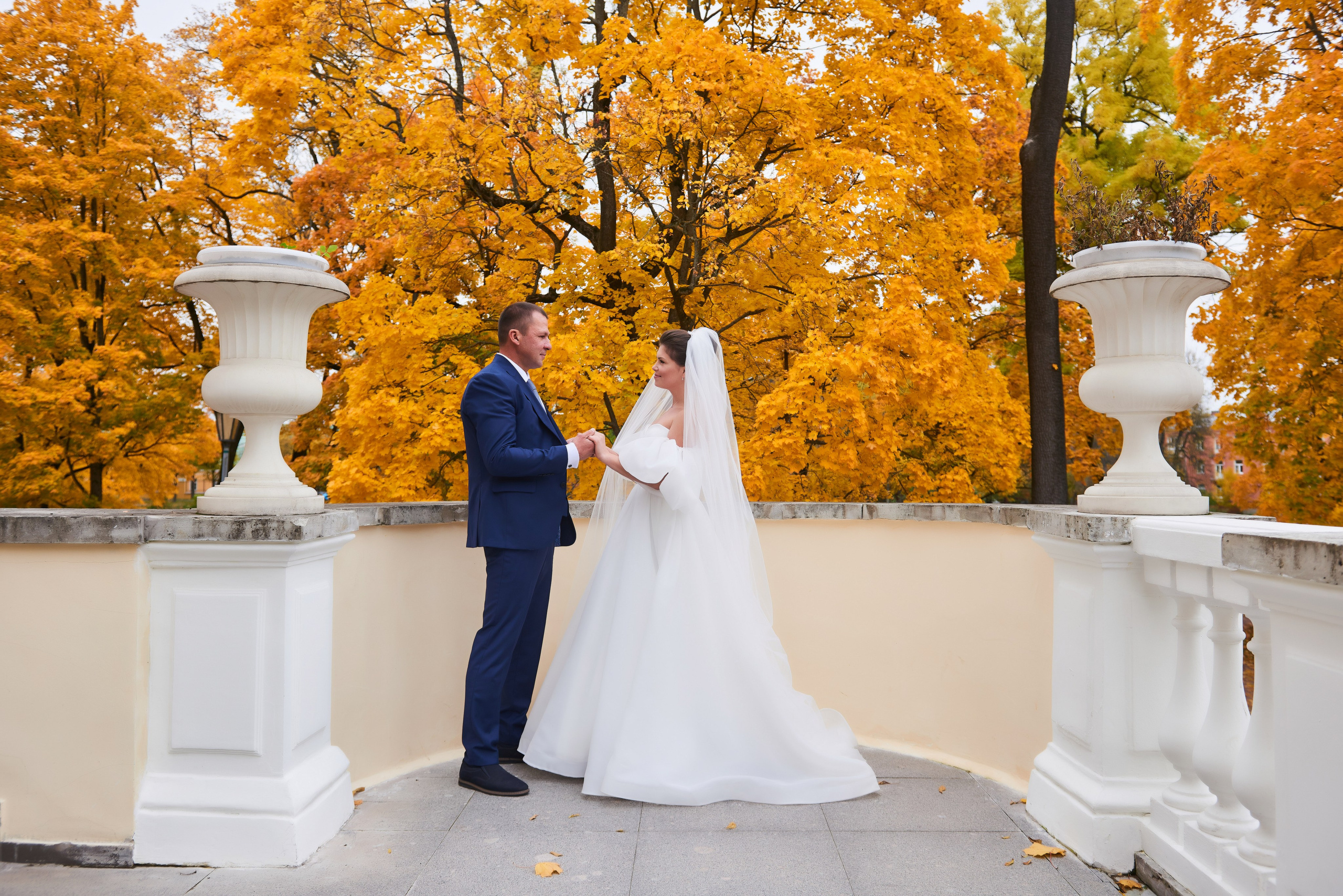 Осенняя свадебная прогулка в Екатерининском парке в Пушкине. Портретный, семейный и свадебный фотограф в Санкт-Петербурге и в Пушкине Ширяев Денис