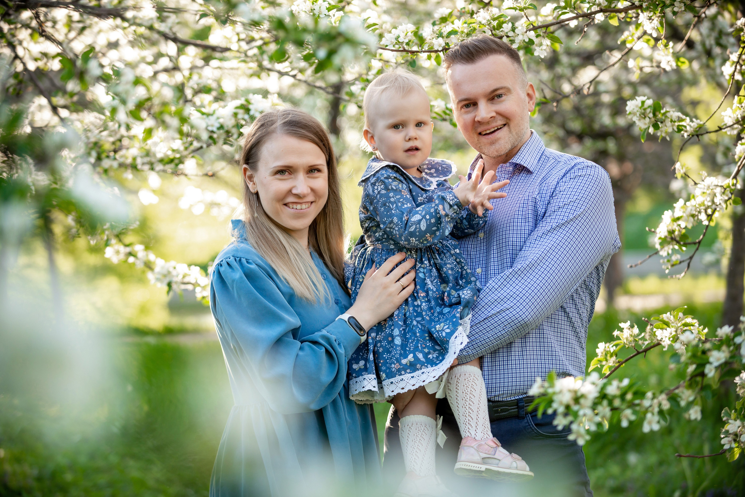 Ника и родители в розовых яблонях. Портретный, семейный и свадебный фотограф в Санкт-Петербурге и в Пушкине Ширяев Денис
