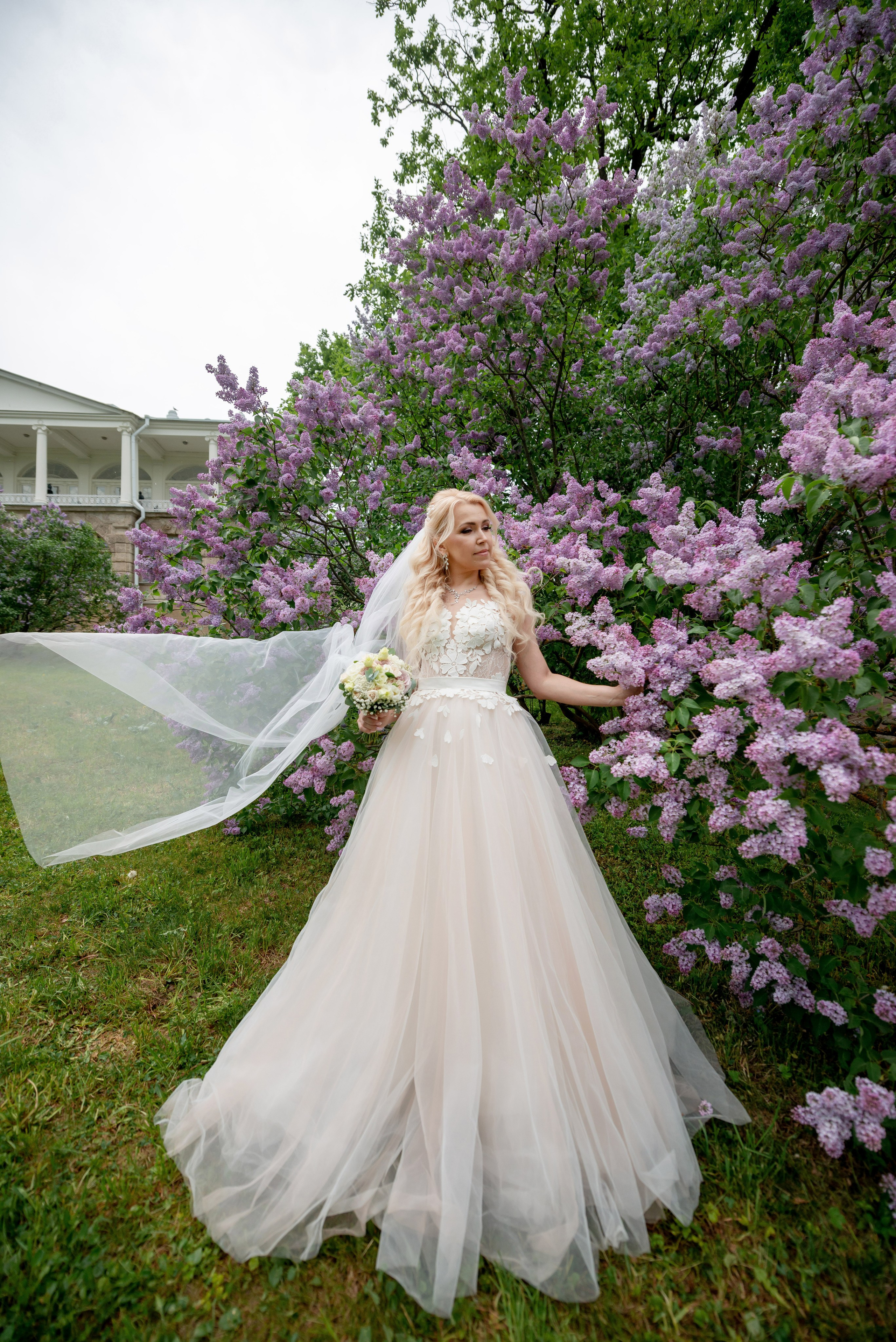 Евгения (фотосессия с малиновым chevrolet camaro, в сирени в Пушкине в Екатерининском парке). Портретный, семейный и свадебный фотограф в Санкт-Петербурге и в Пушкине Ширяев Денис