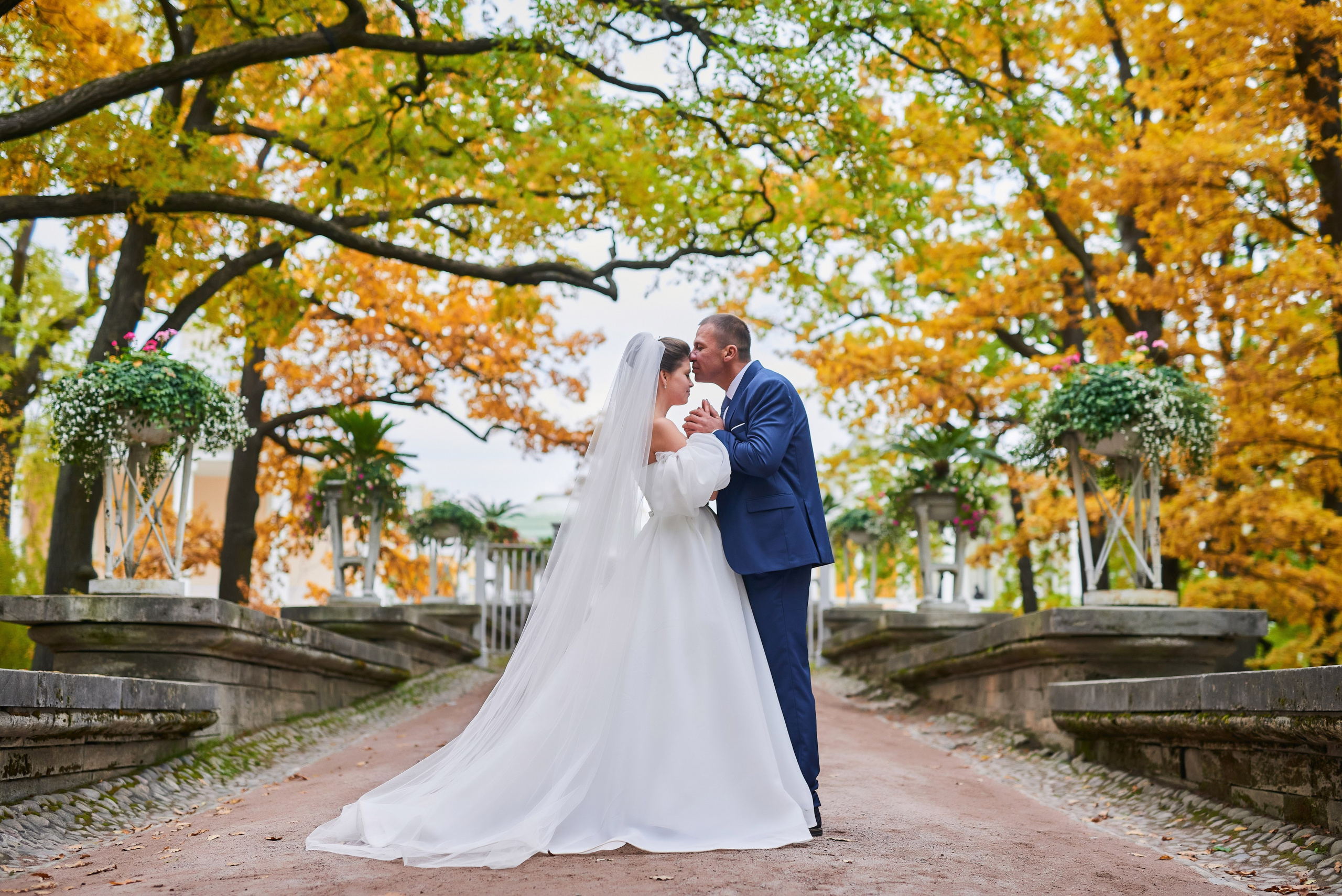 Осенняя свадебная прогулка в Екатерининском парке в Пушкине. Портретный, семейный и свадебный фотограф в Санкт-Петербурге и в Пушкине Ширяев Денис