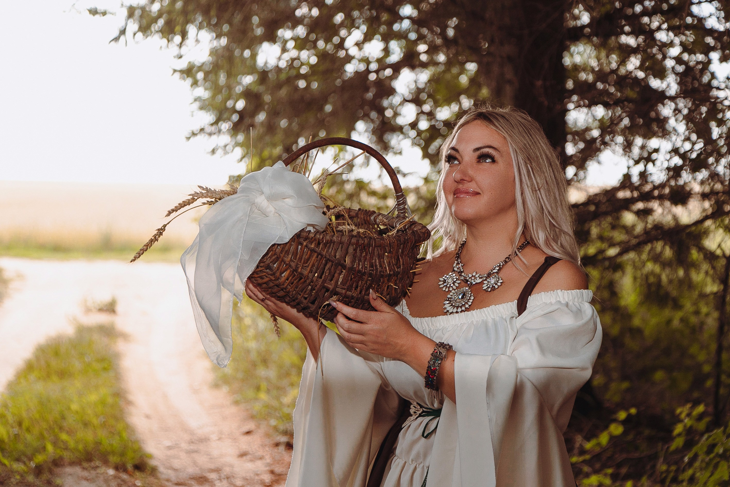 Фотосессия в поле в красивом платье в коричневых тонах