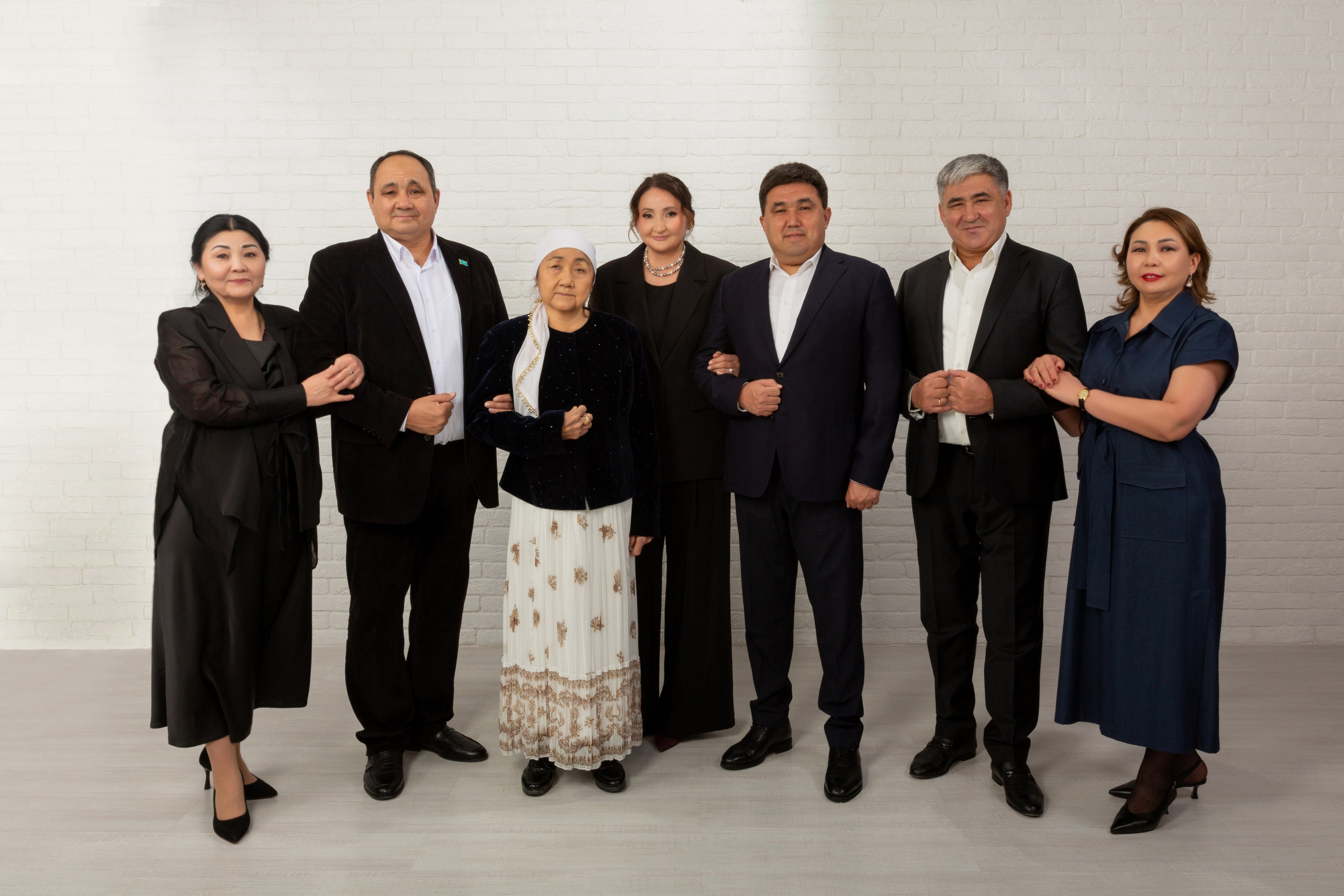 Фотосессия для большой семьи Алматы. Фотостудия Алматы. Семейная и детская фотостудия Family studio.Фотограф Алматы