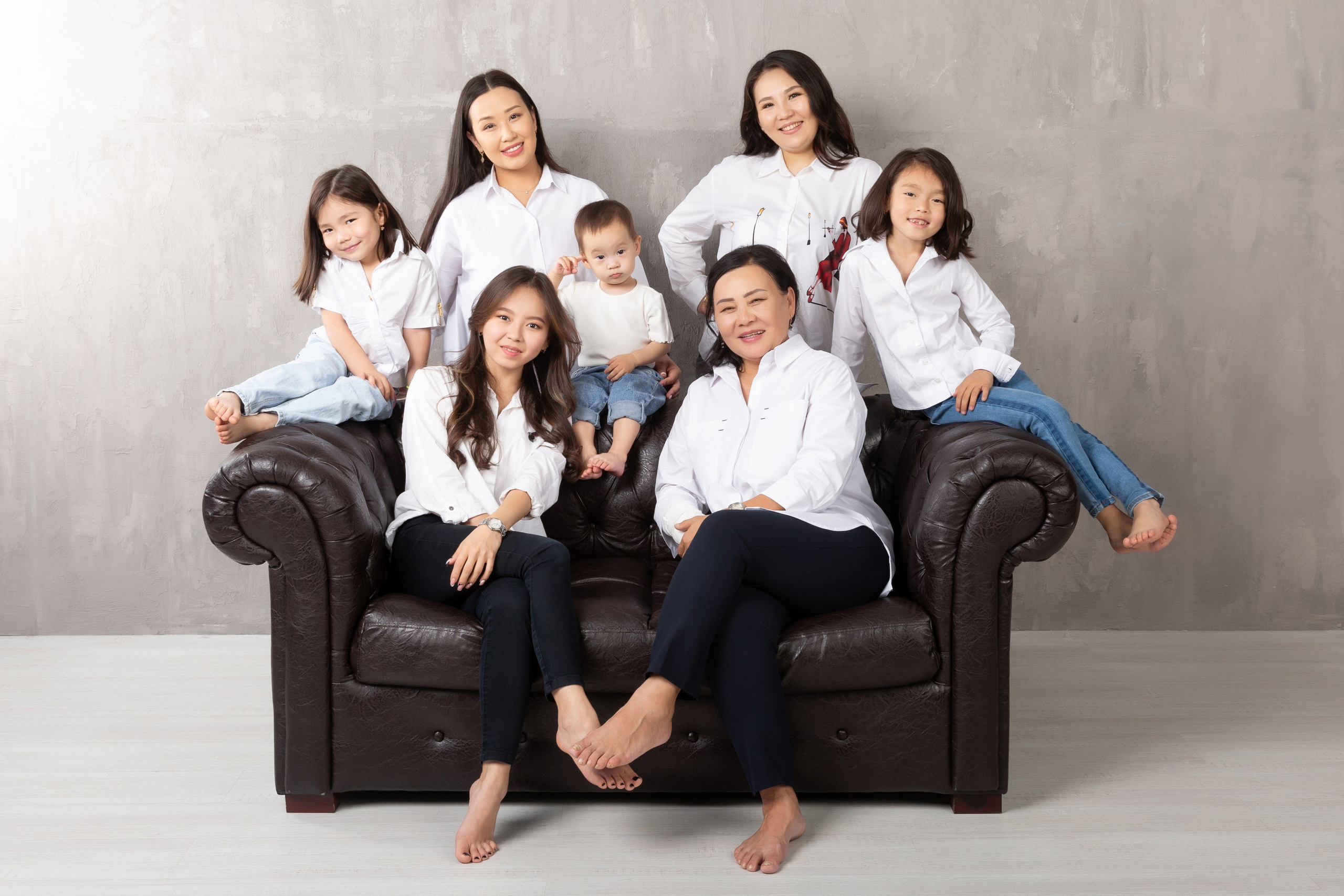 Аяулым и семья. Фотостудия Алматы. Семейная и детская фотостудия Family studio.Фотограф Алматы