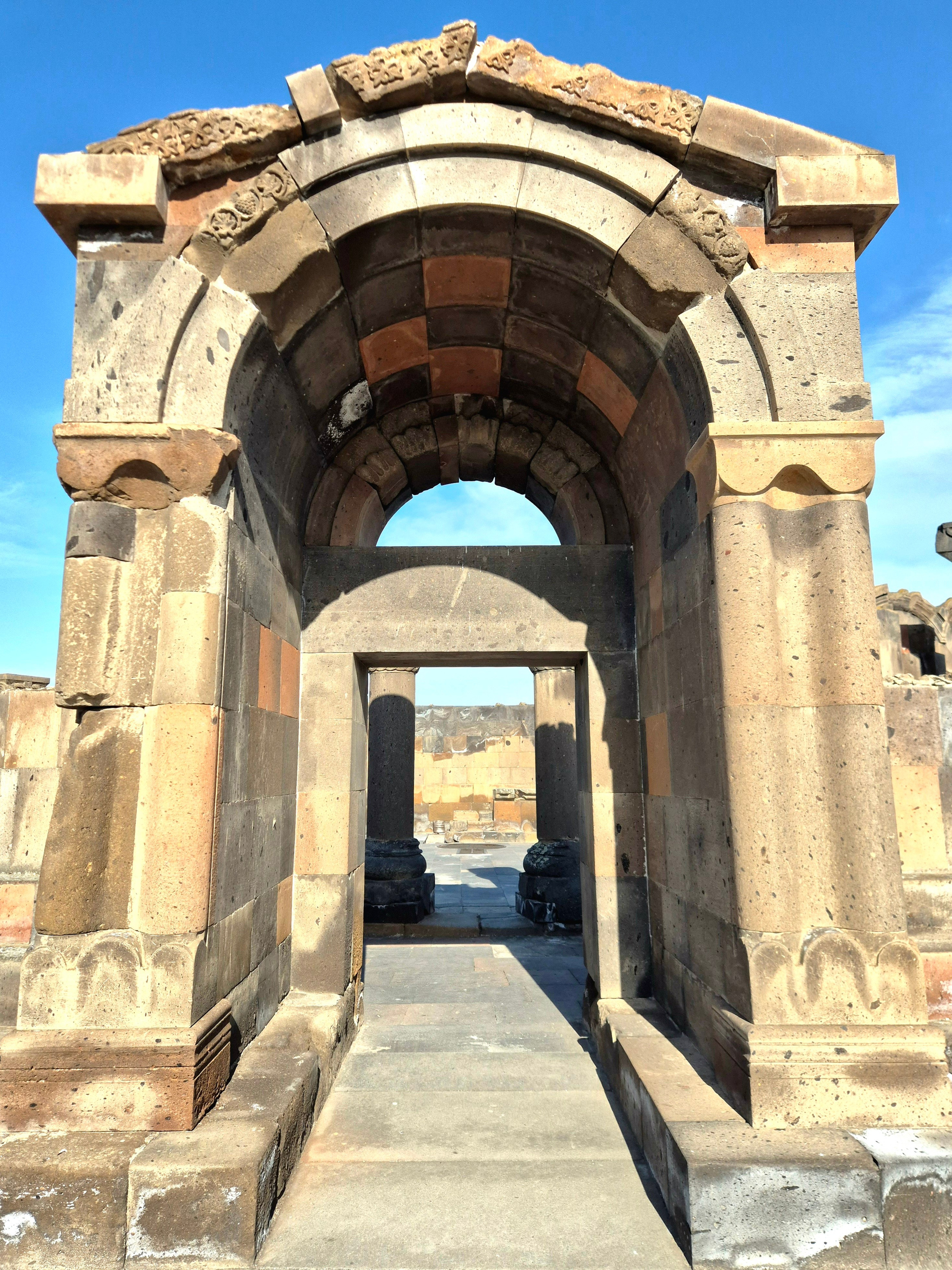 Еще в прошлое посещение здесь понравилось - тихо, спокойно, уютно. Развалины огромного храмового комплекса