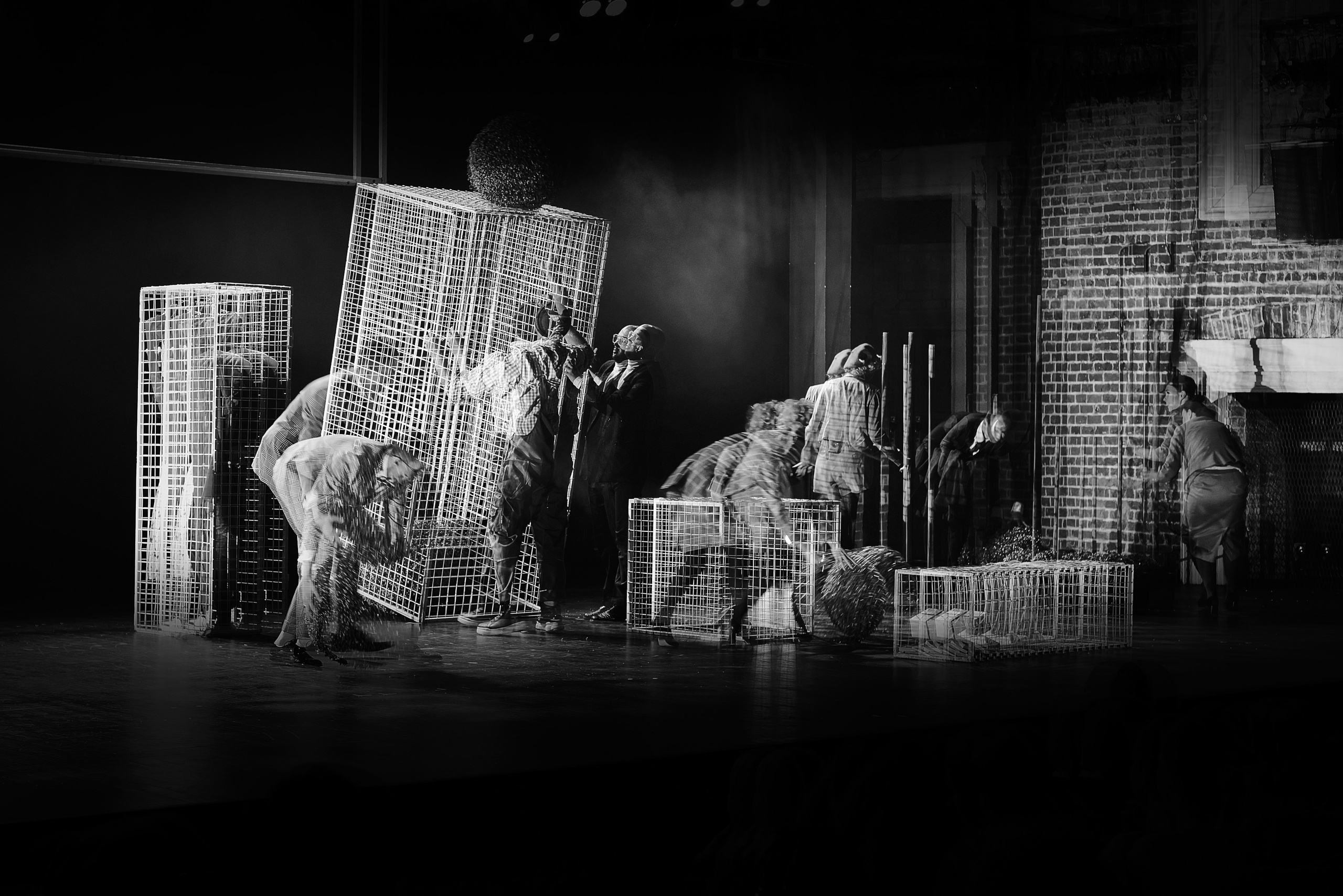 Спектакль «Дикарь» (серия — монохром), Театр «Сначала-Сначала театр». Наталья Алексеенко. Фотохудожник в Москве. Репортаж, портрет, стрит