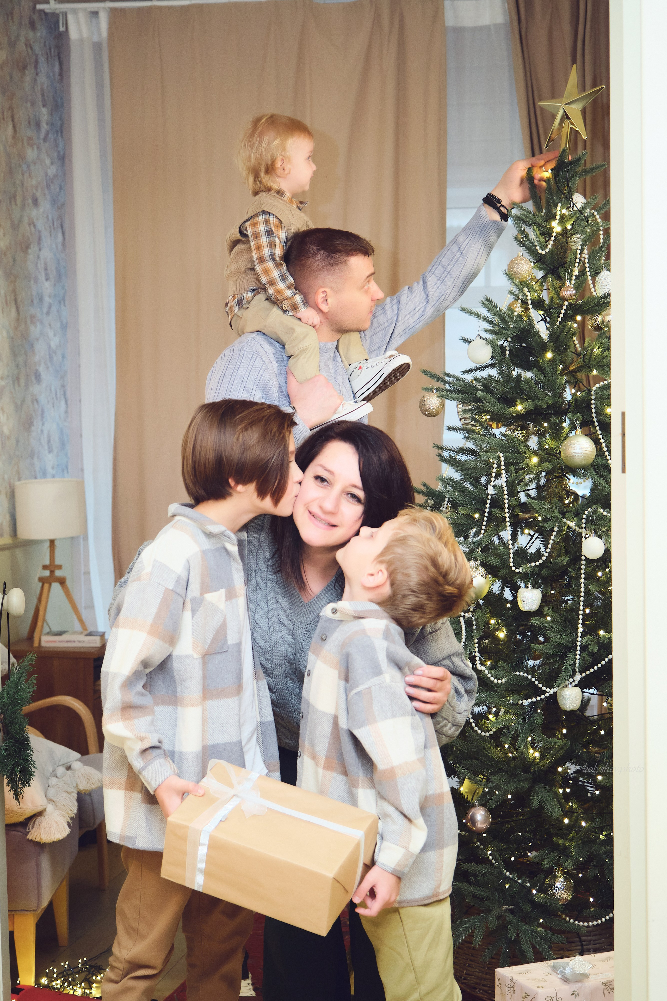 семейная новогодняя фотосессия в Воскресенске в студии