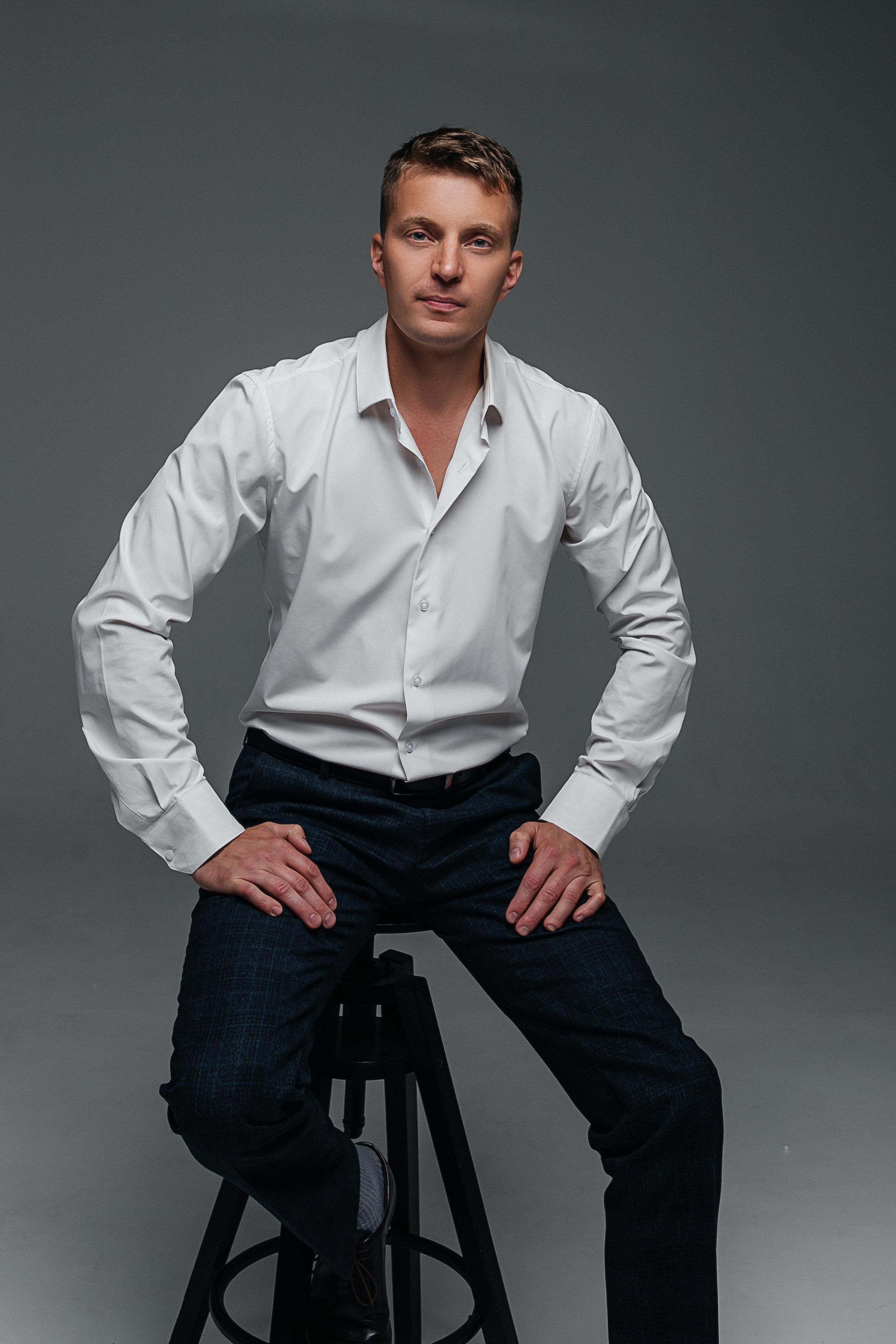 Мужской бизнес портрет. Фотограф в Иркутске Анастасия Кись. Студийная фотосессия беременности в тканях Иркутск. Семейная фотосессия, ПОРТРЕТ «ПОКОЛЕНИЕ»