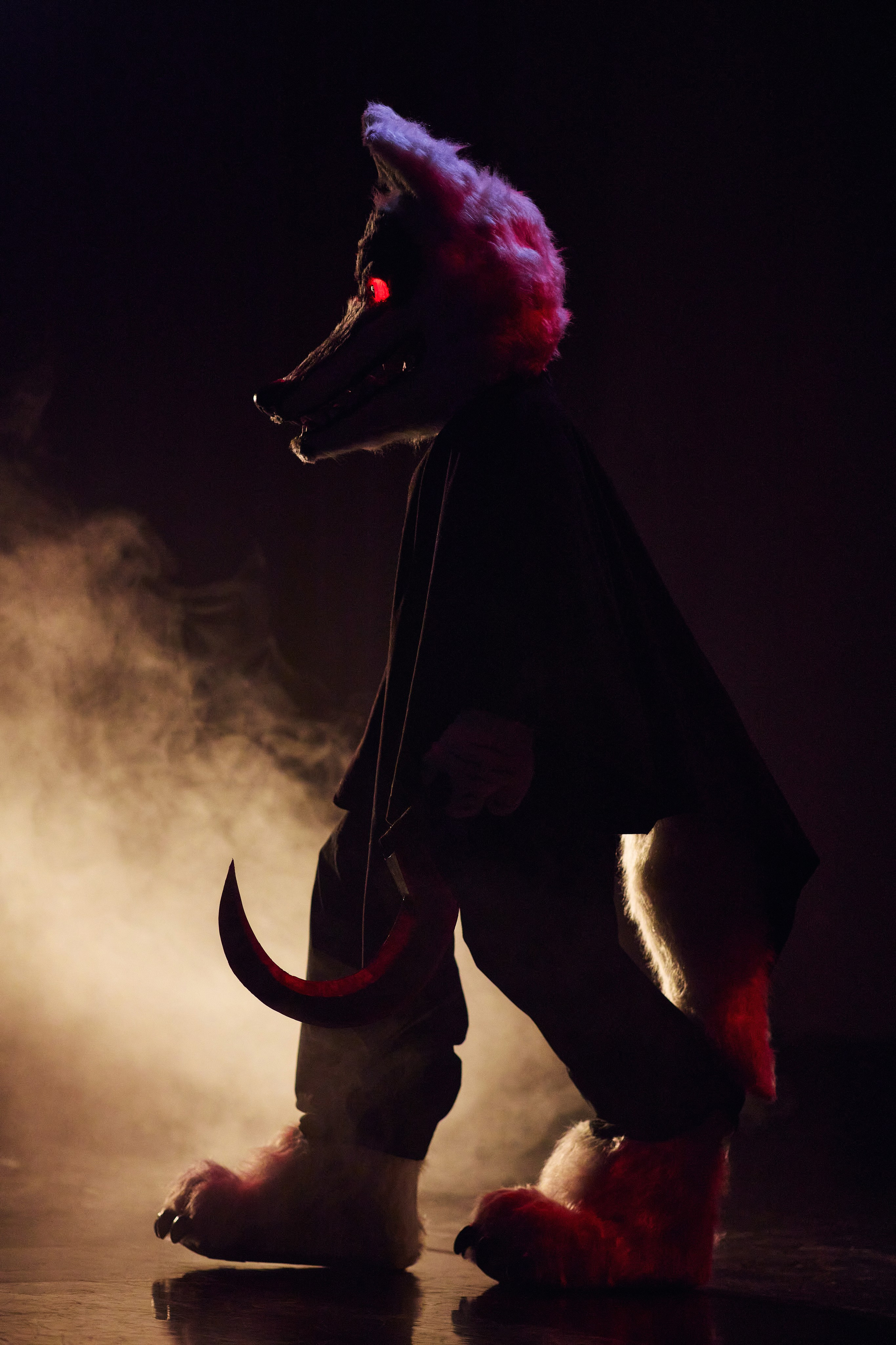 Мрачный сценический косплей в Концерт Холле во Владивостоке