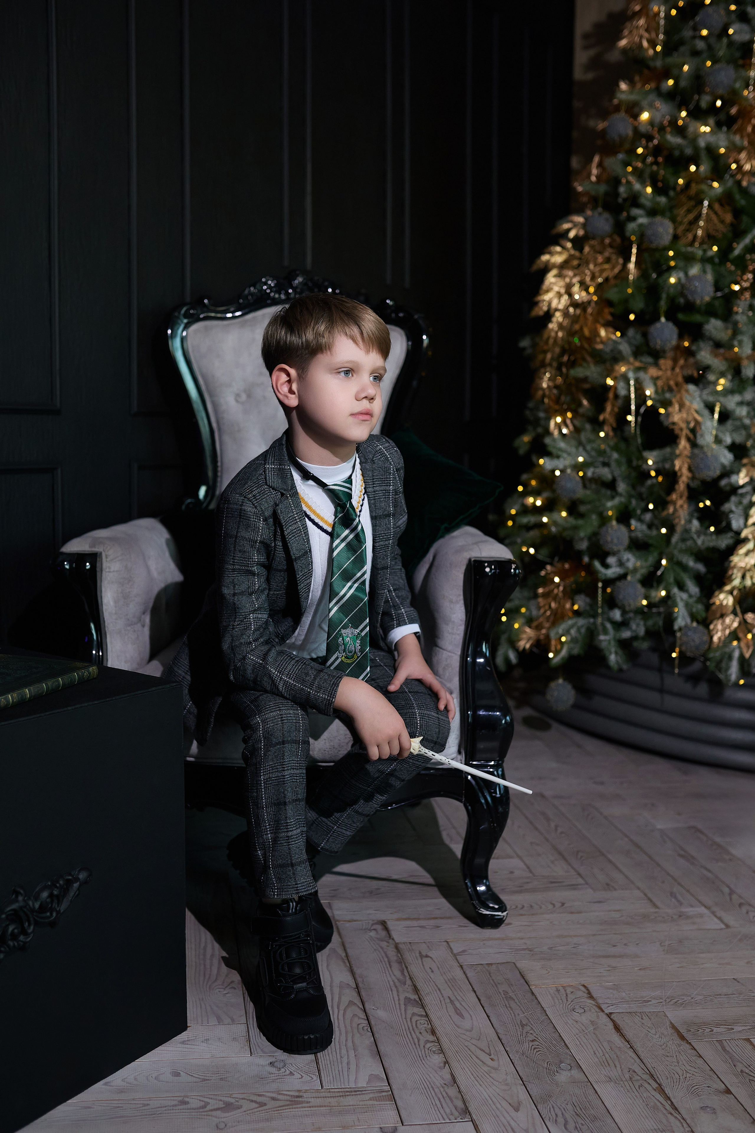 Студийная фотосъёмка подростка в цветах Слизерина