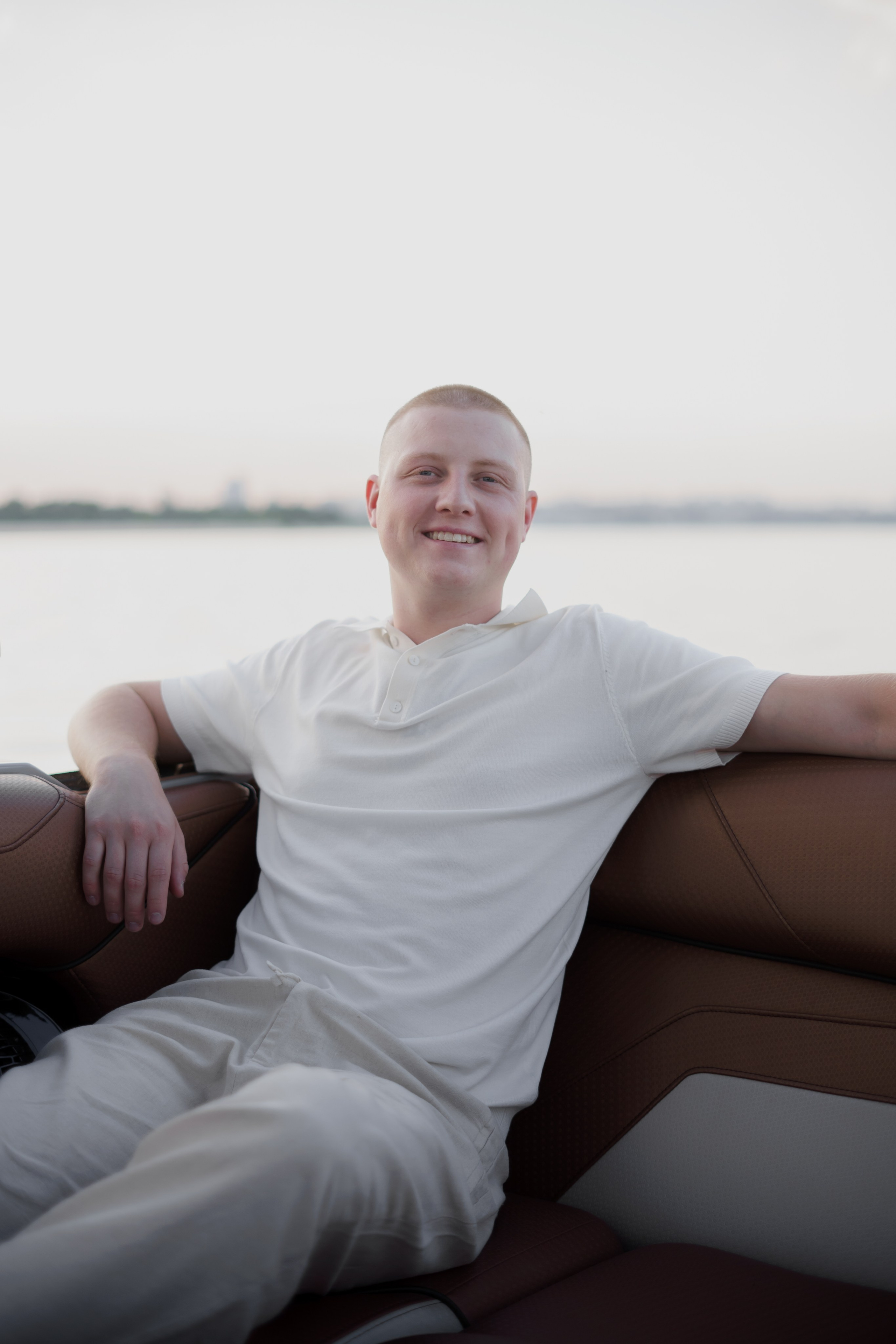 Рома и софа. Фотограф Валерия Крахмалева