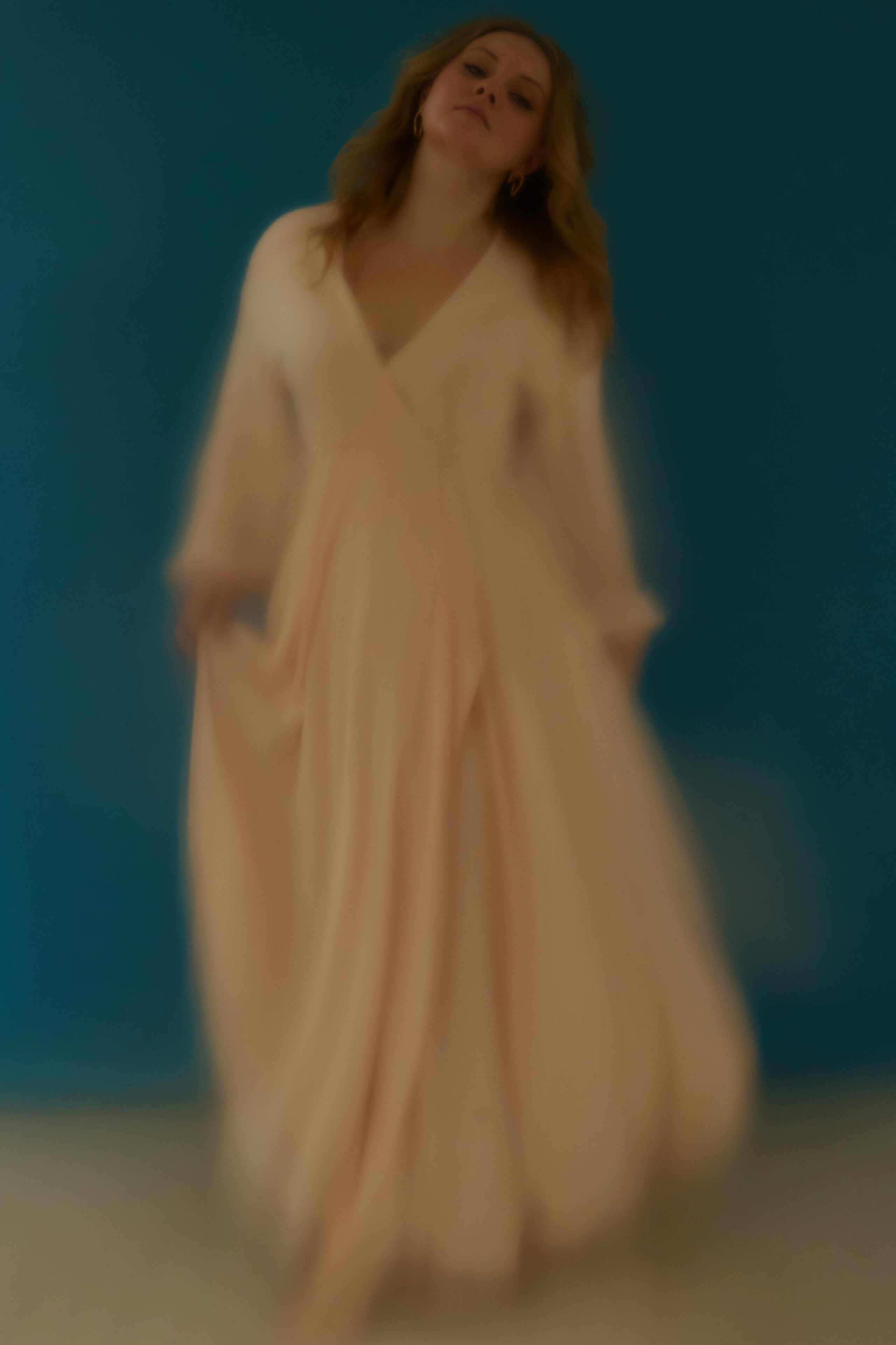 необычная фотосессия в студии, женская портретная фотосессия в Москве, фотосессия в платье