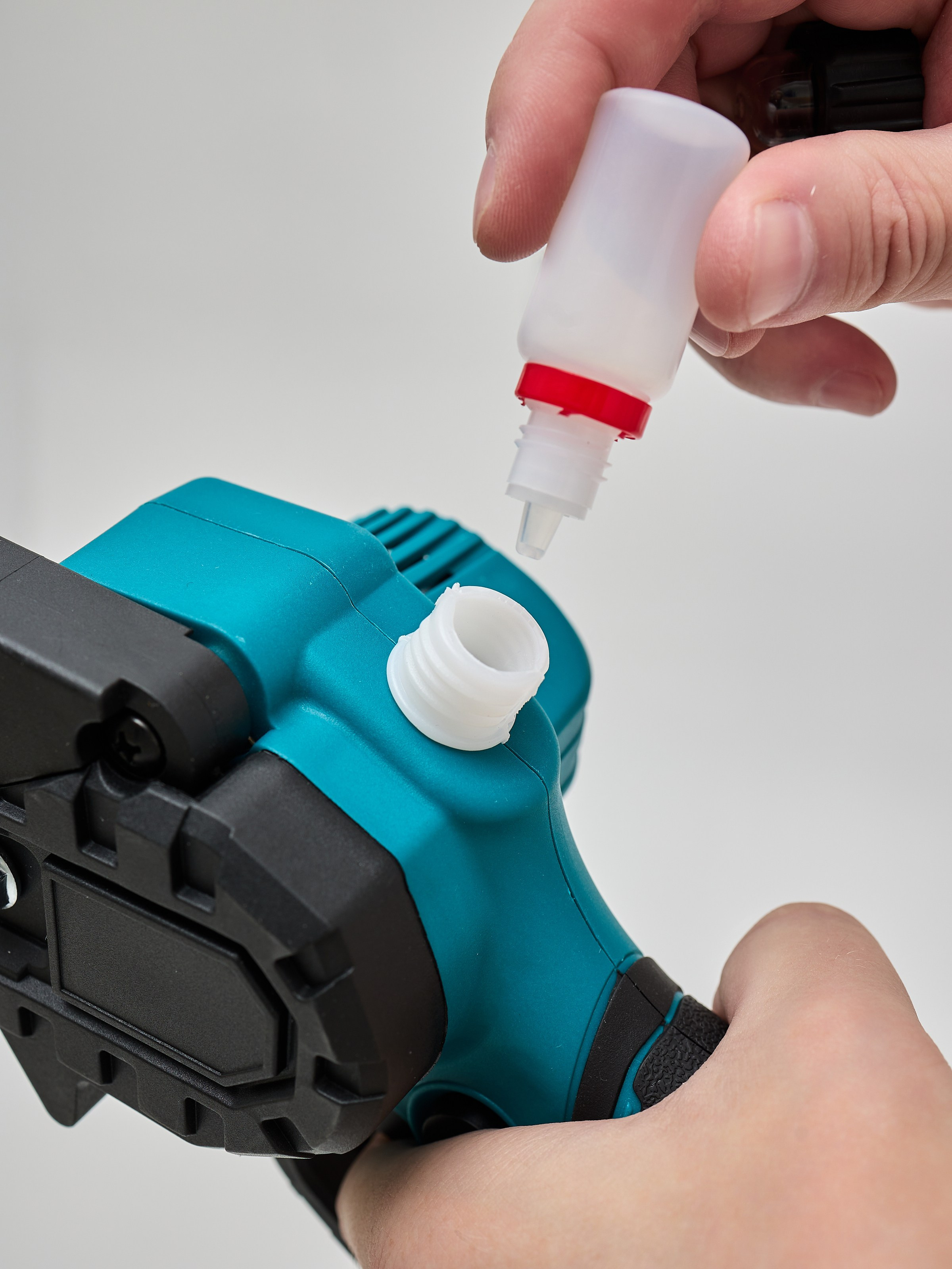 Предметная каталожная съемка ручной бензопилы для ozon. Фото и видео услуги для бизнеса procontent.studio