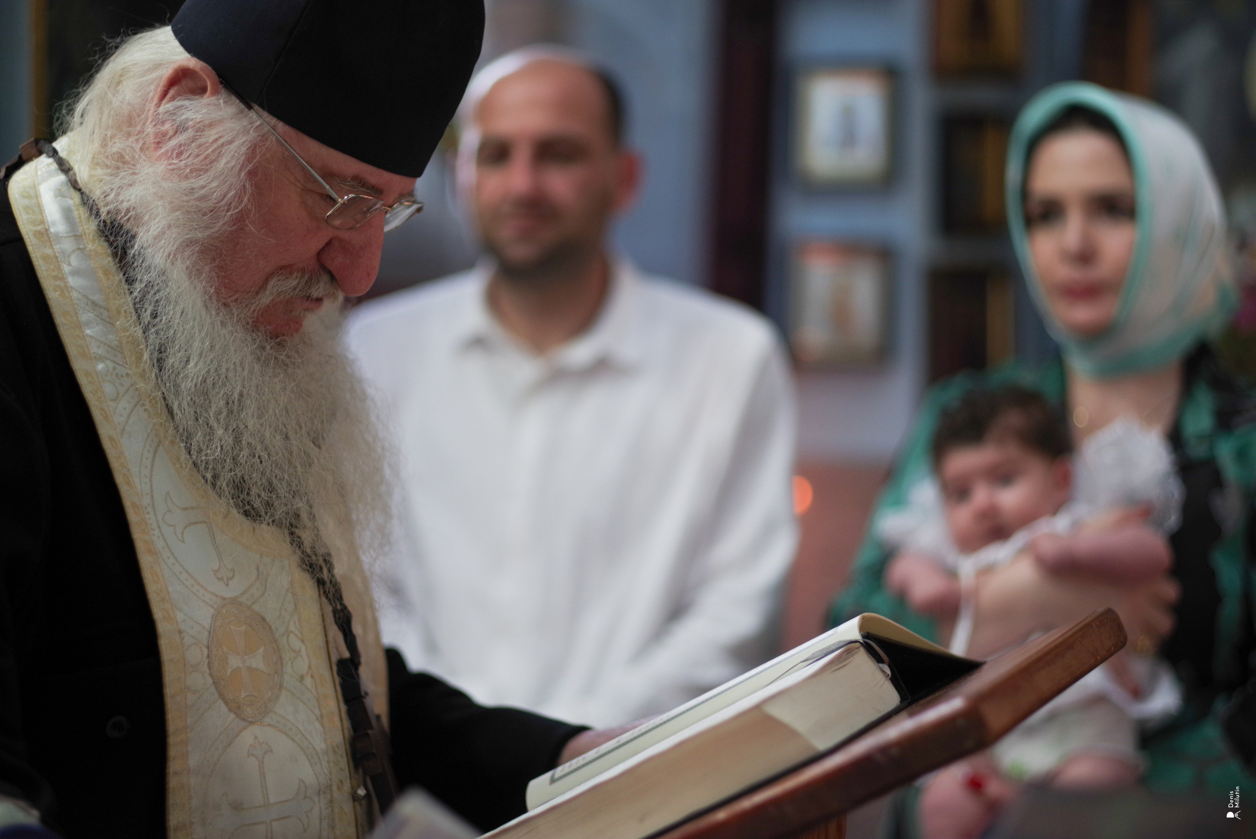 Крещение в церкви Менджи. Портретный фотограф Денис Милютин