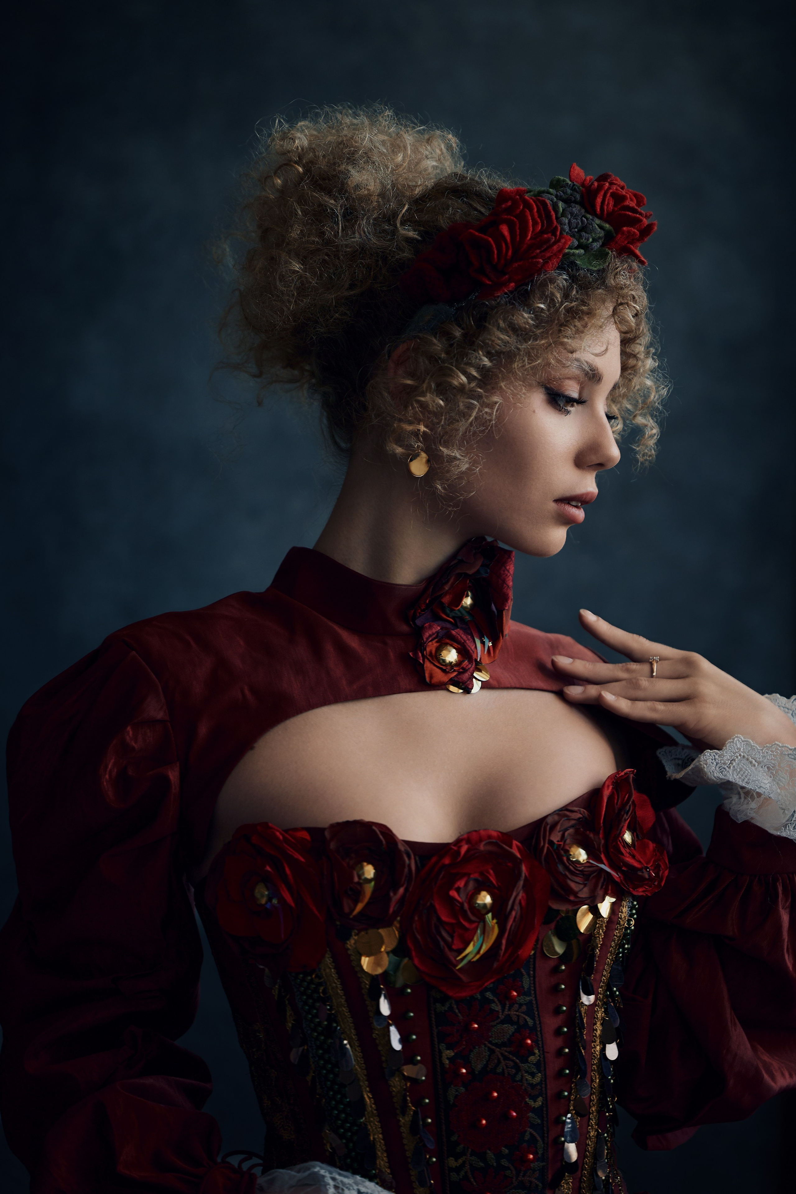 Исторический/фэнтези портрет девушки в красном корсете и винтажном головном уборе. Костюм для фотосессии в стиле барокко.