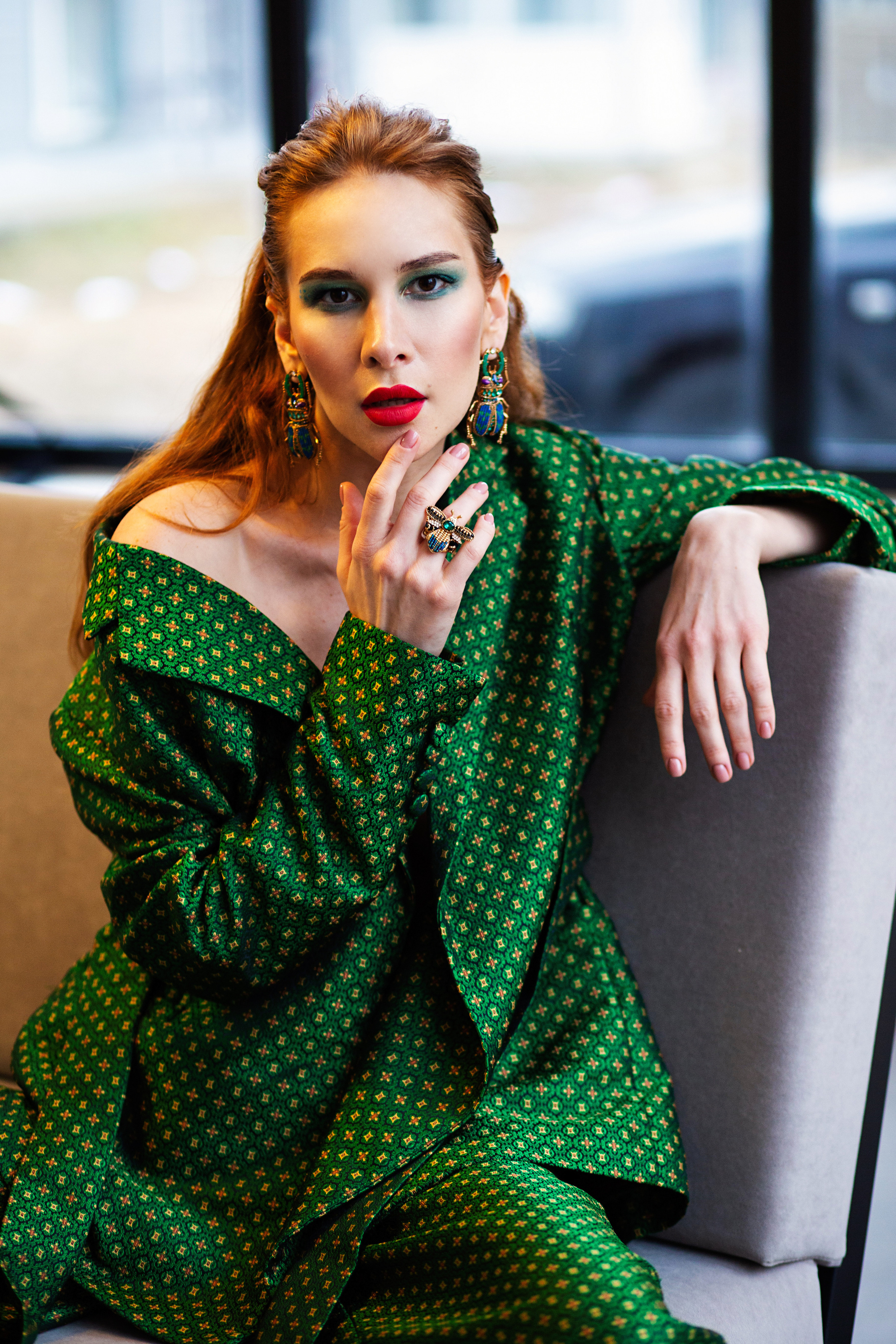 зеленый  костюм, рыжая девушка, fashion 