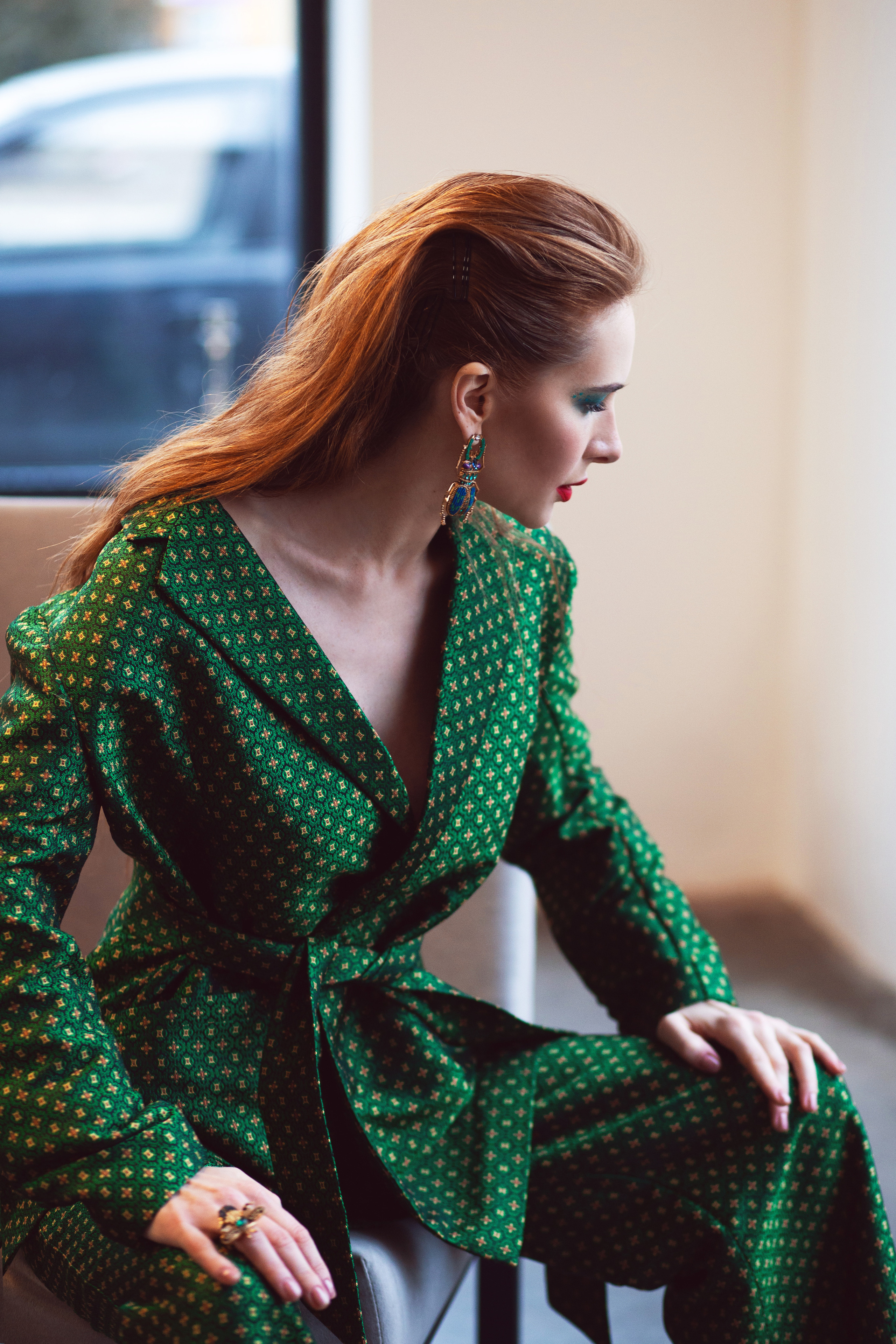 зеленый  костюм, рыжая девушка, 