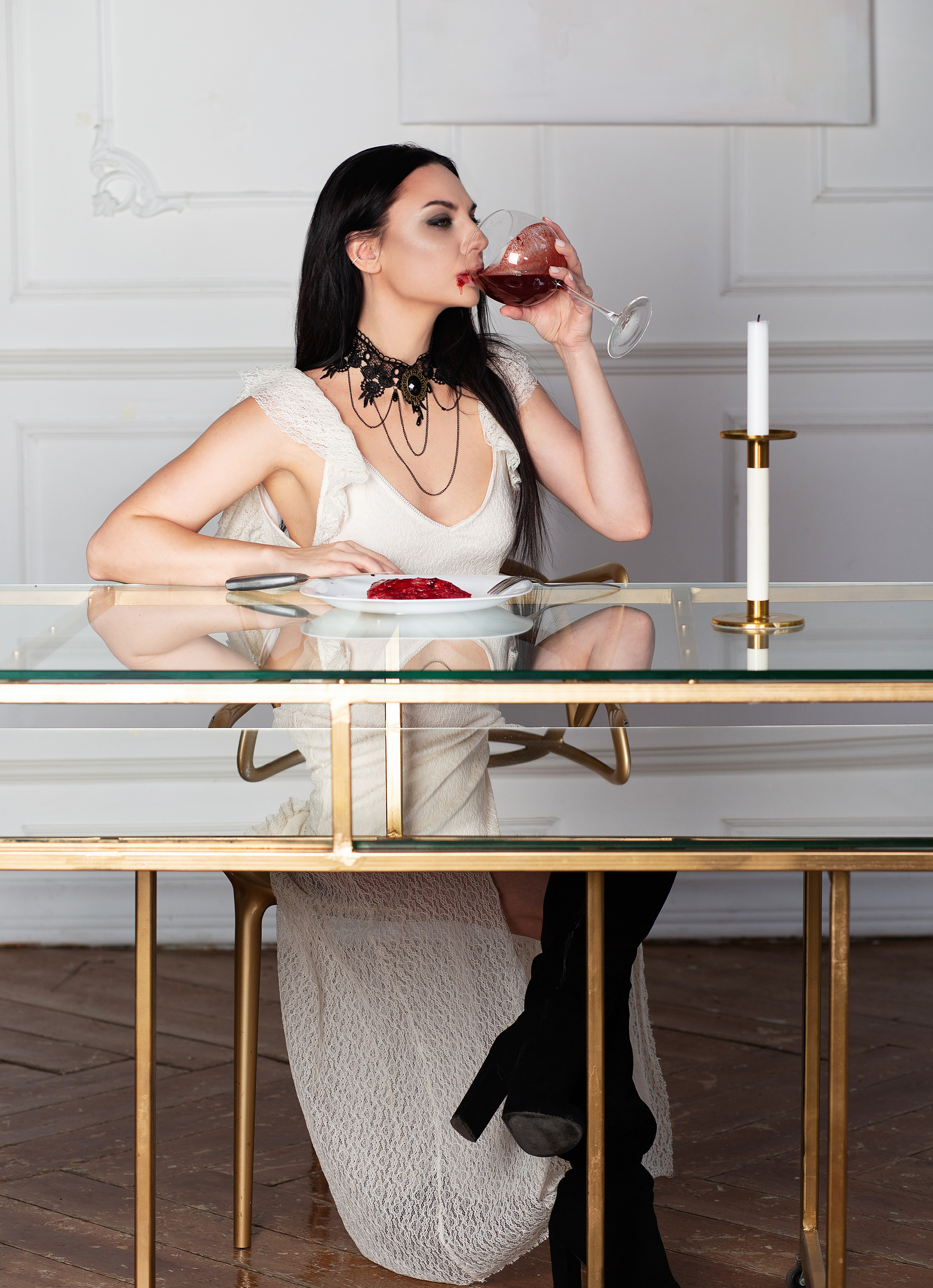 белое   платье.готика, вампир, фотосессия, свечи, девушка ест сырое мясо,
