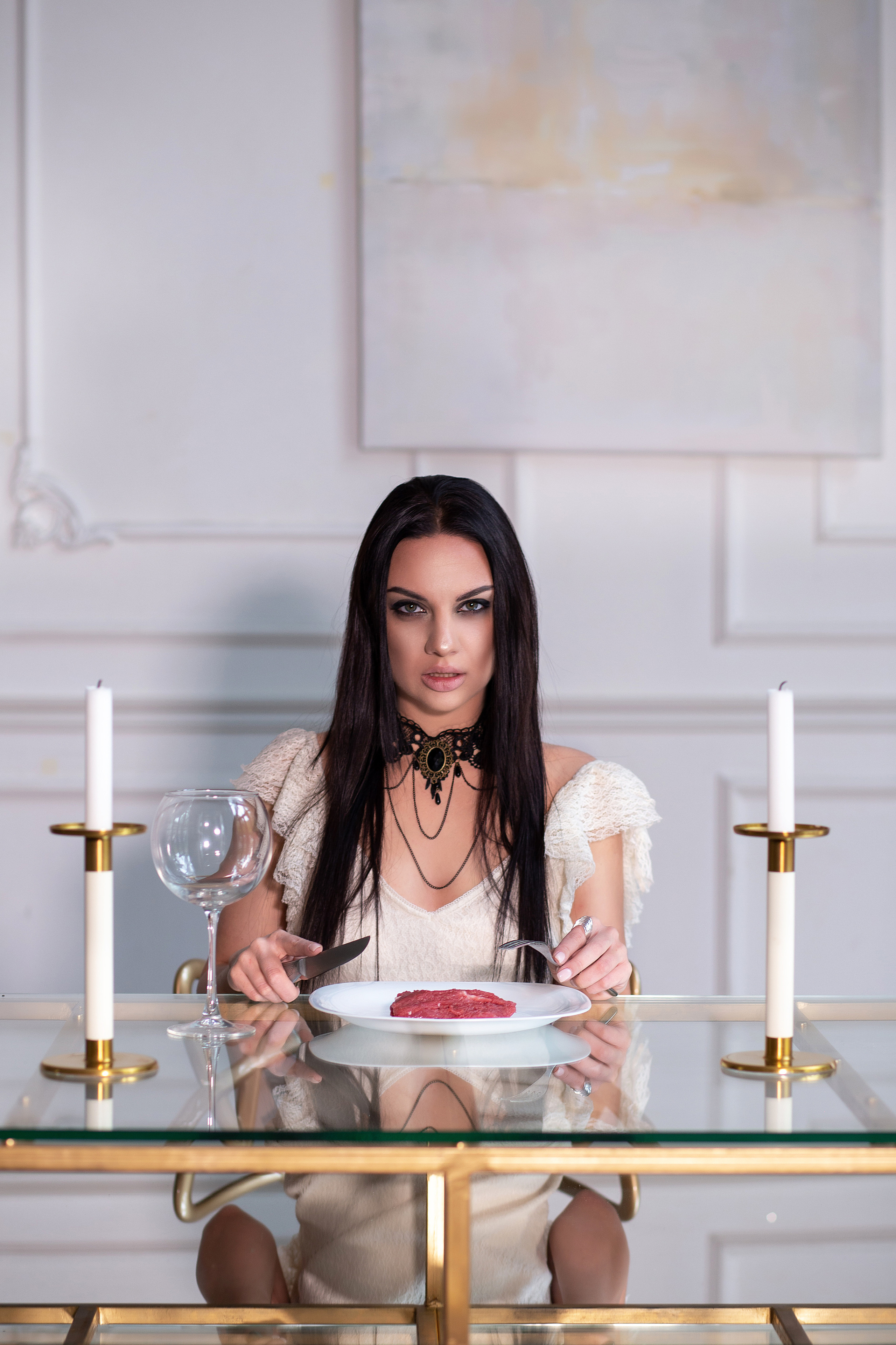 белое   платье.готика, вампир, фотосессия, свечи, девушка ест сырое мясо,