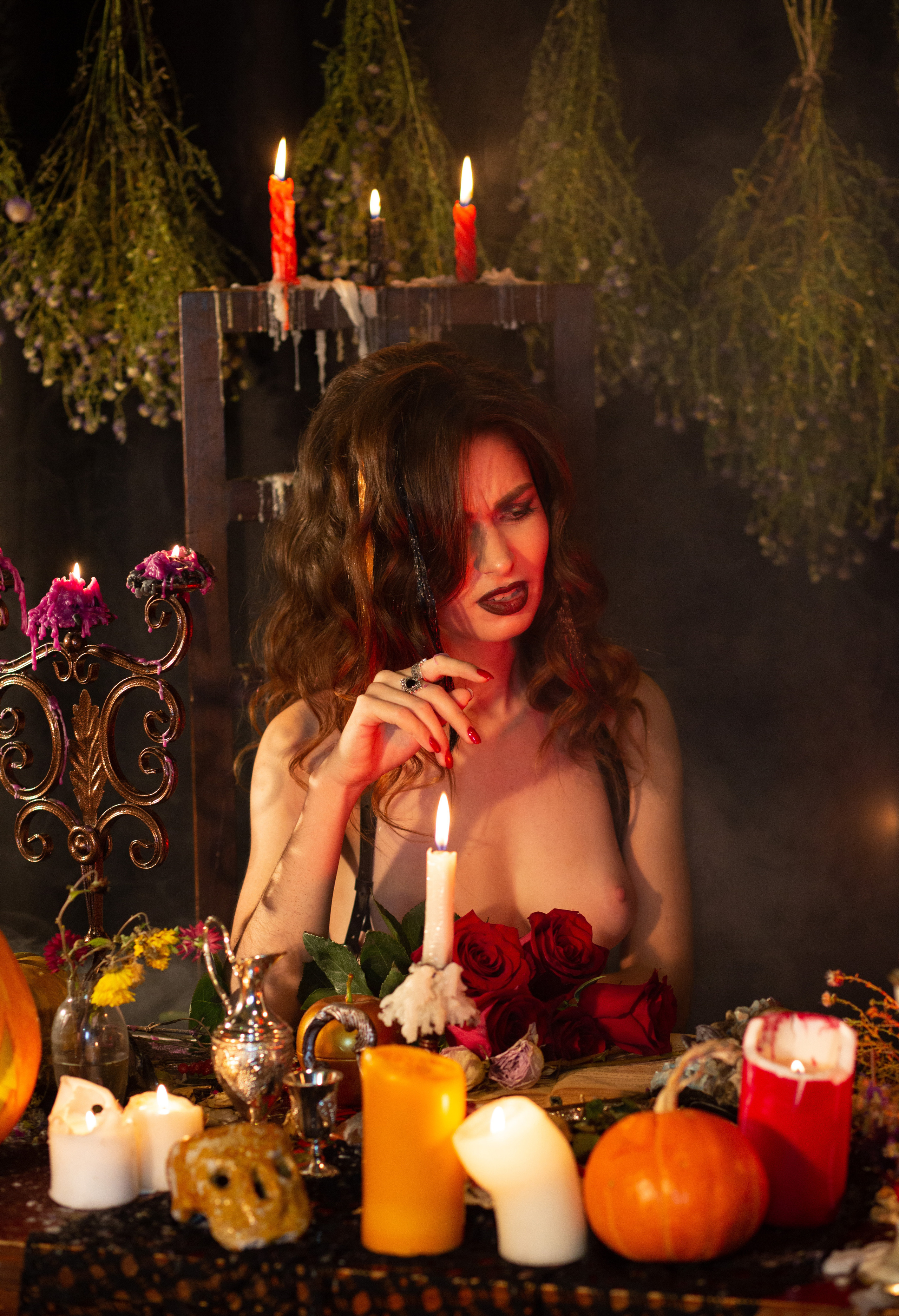 тематическая фото сессия  в стиле  хэллоуин. ведьма. эротическая фотография. свечи