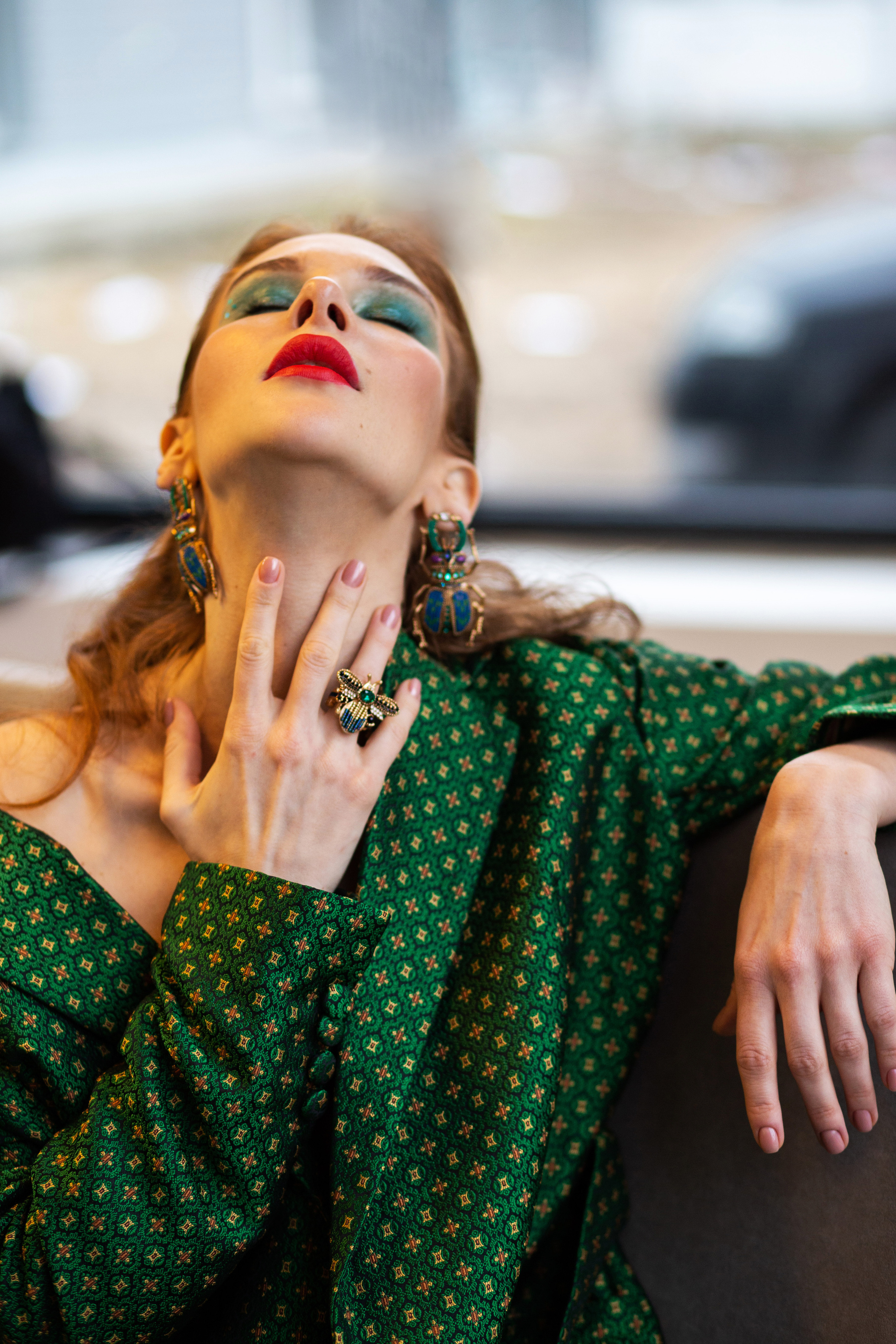 зеленый  костюм, рыжая девушка, fashion , гламур, страсть,