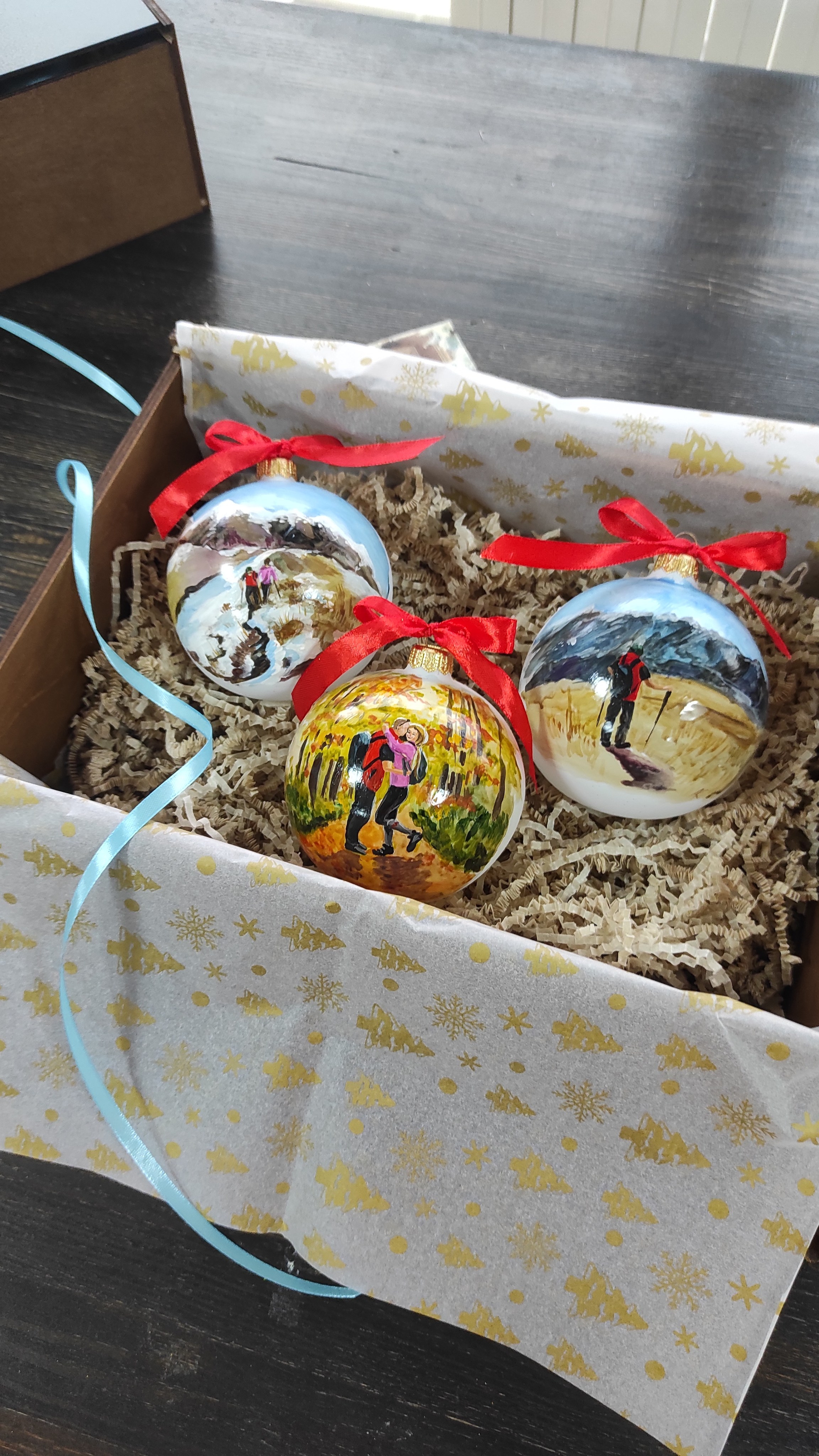 ArtSHARm- наше портфолио по ёлочным шарам с ручной росписью. Художественная ручная роспись елочных шаров, корпоративные подарки и восковые аромасвечи