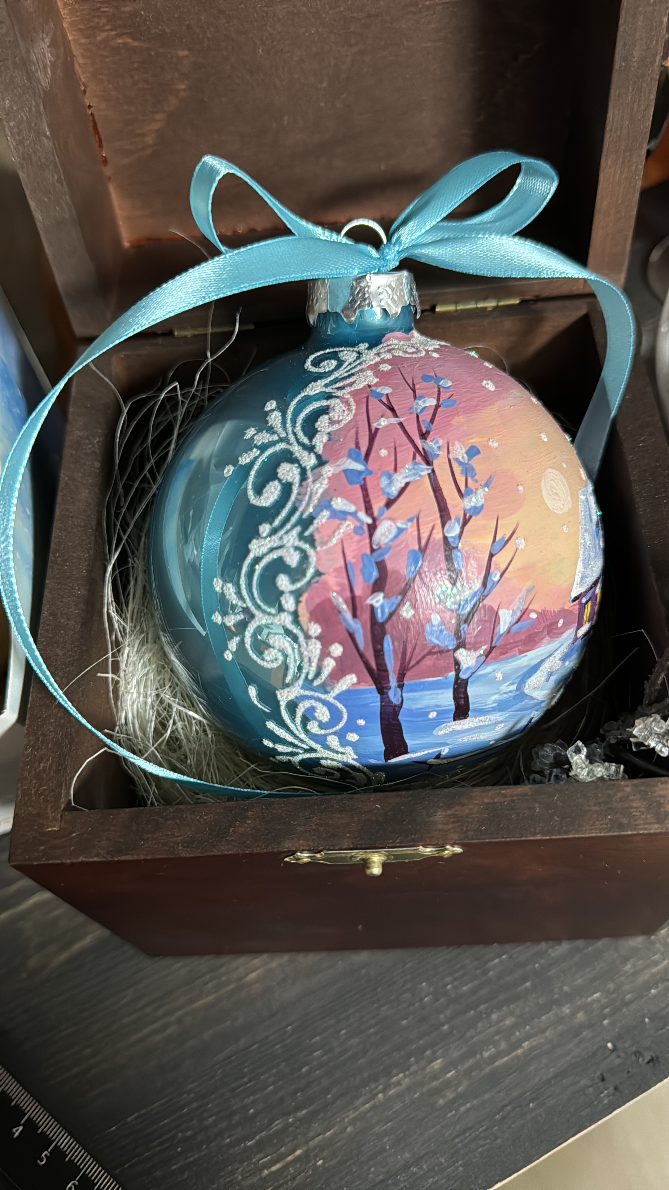 ArtSHARm- наше портфолио по ёлочным шарам с ручной росписью. Художественная ручная роспись елочных шаров, корпоративные подарки и восковые аромасвечи