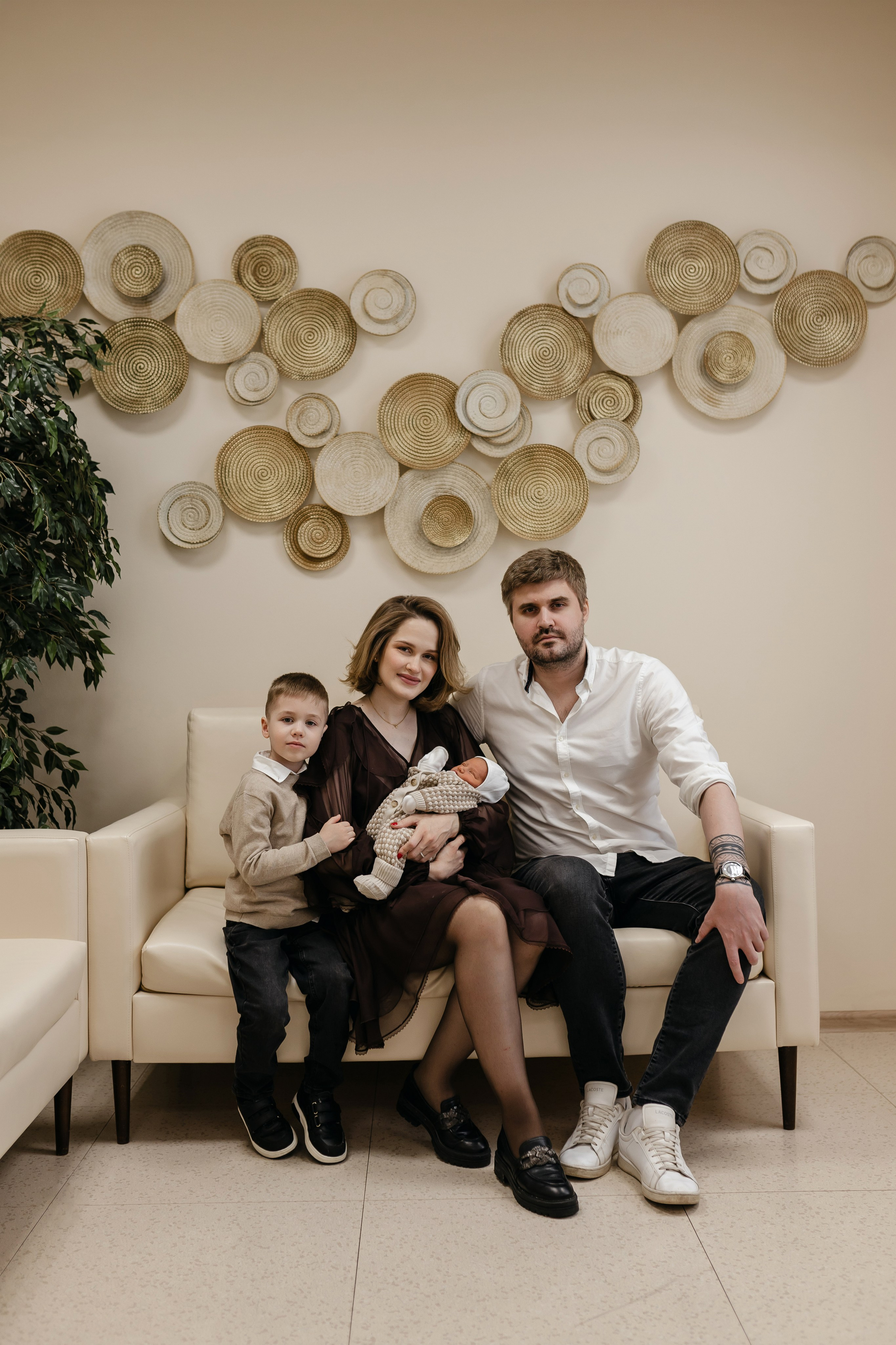 Фотограф на выписку из роддома в Краснодаре, выписка из Екатерининского роддома, фотограф Яна Морева. Семейный фотограф в Краснодаре Яна Морева