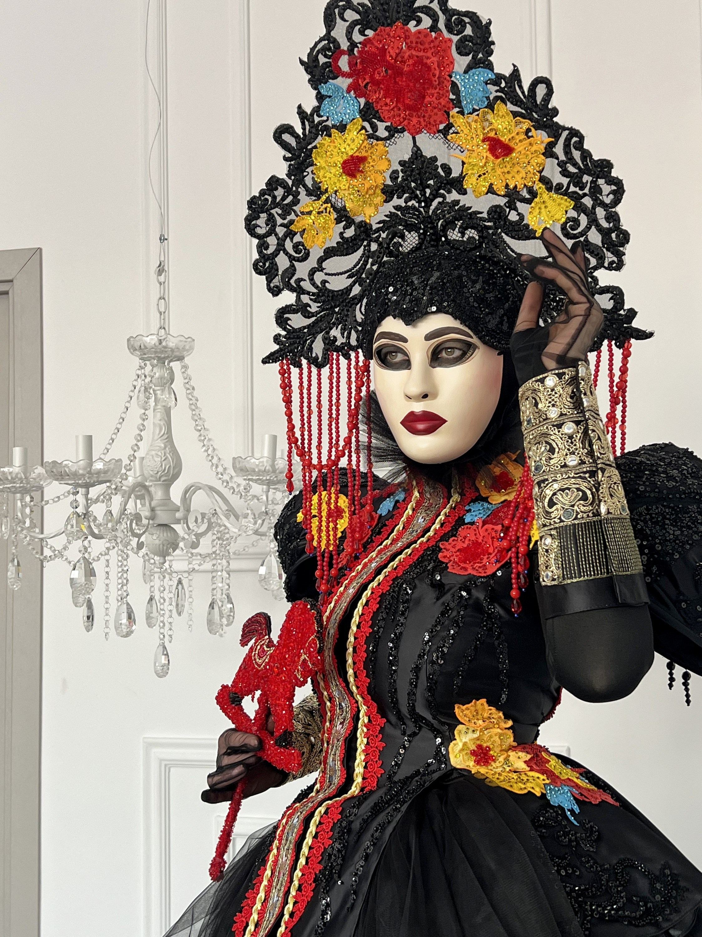 Артист в чёрном костюме в русском стиле. Мимы и Ходулисты на встречу гостей. Москва