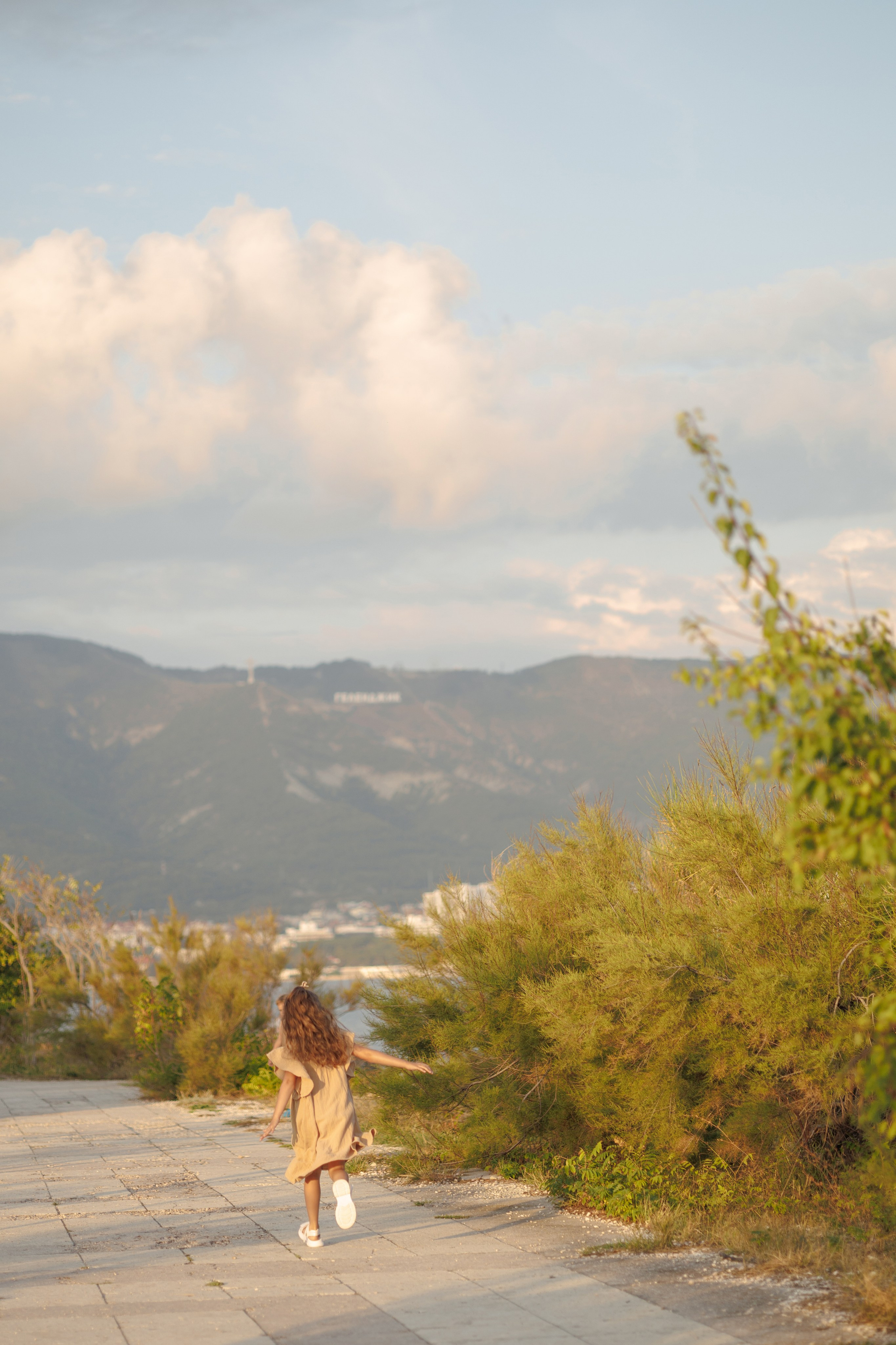 Семейная прогулка на Тонком мысу. Семейный и портретный фотограф в Геленджике Любовь Бодрова