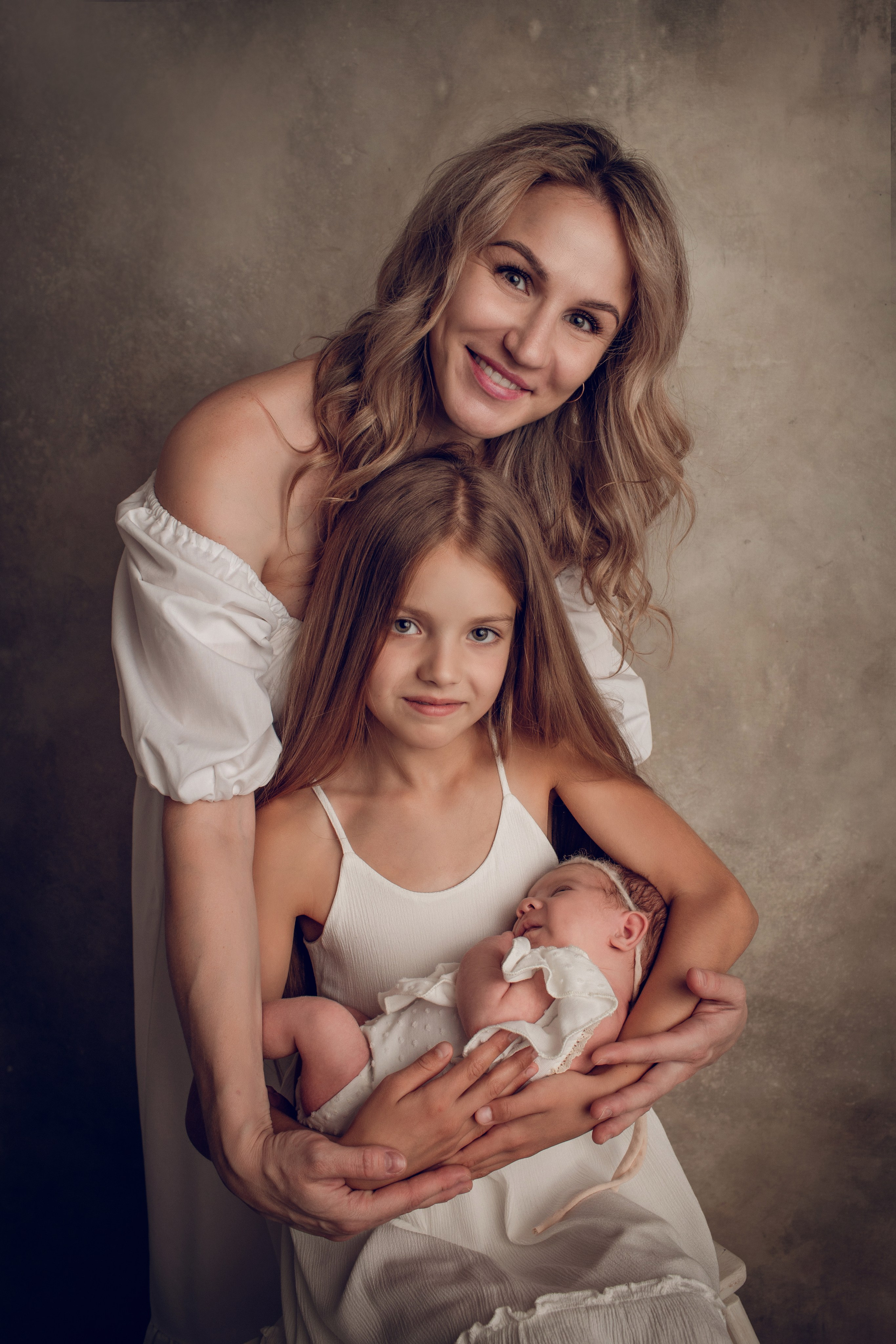 Newborn (фотосессия новорожденных). Фотостудия для новорожденных и малышей в Твери — На ручки