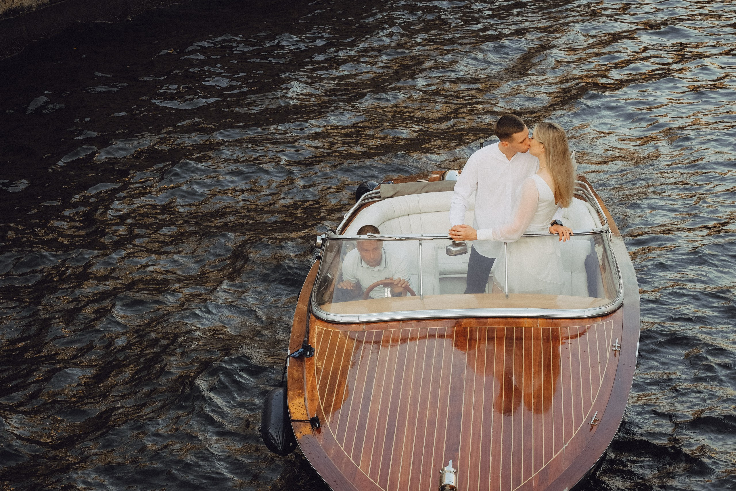 СВАДЕНБНАЯ СЬЕМКА НА КАТЕРЕ ПО КАНАЛАМ САНКТ-ПЕТЕРБУРГА И В АКВАТОРИИ НЕВЫ. Профессиональный фотограф, Санкт-Петербург — Виктория Богомолова