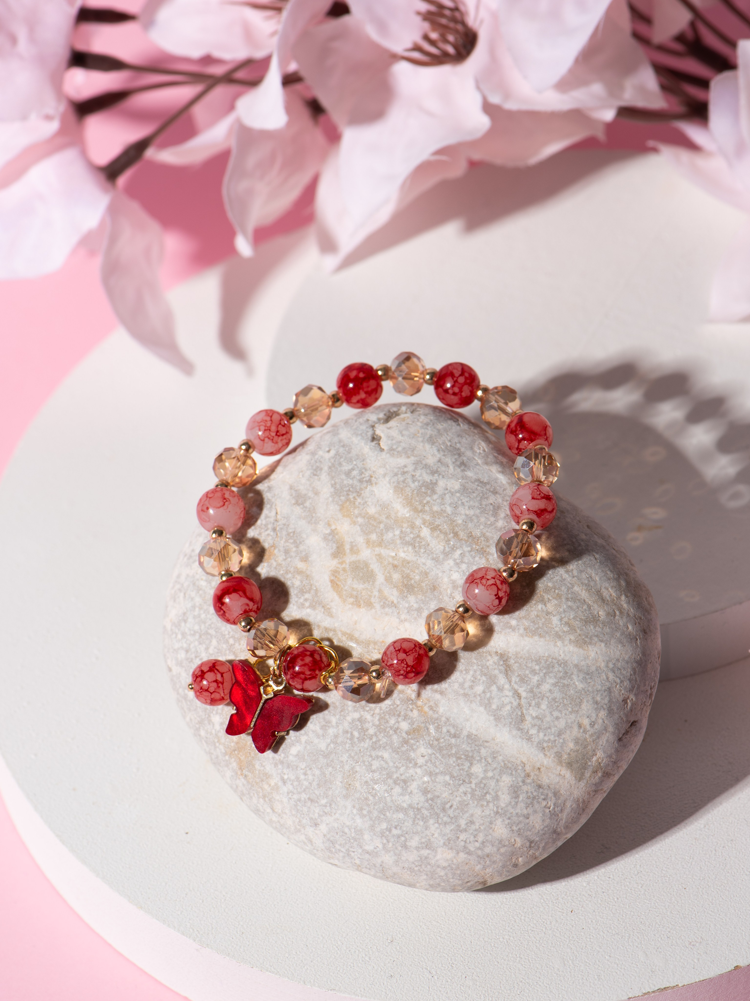 Бижутерия сфотографирована для маркетплейсов