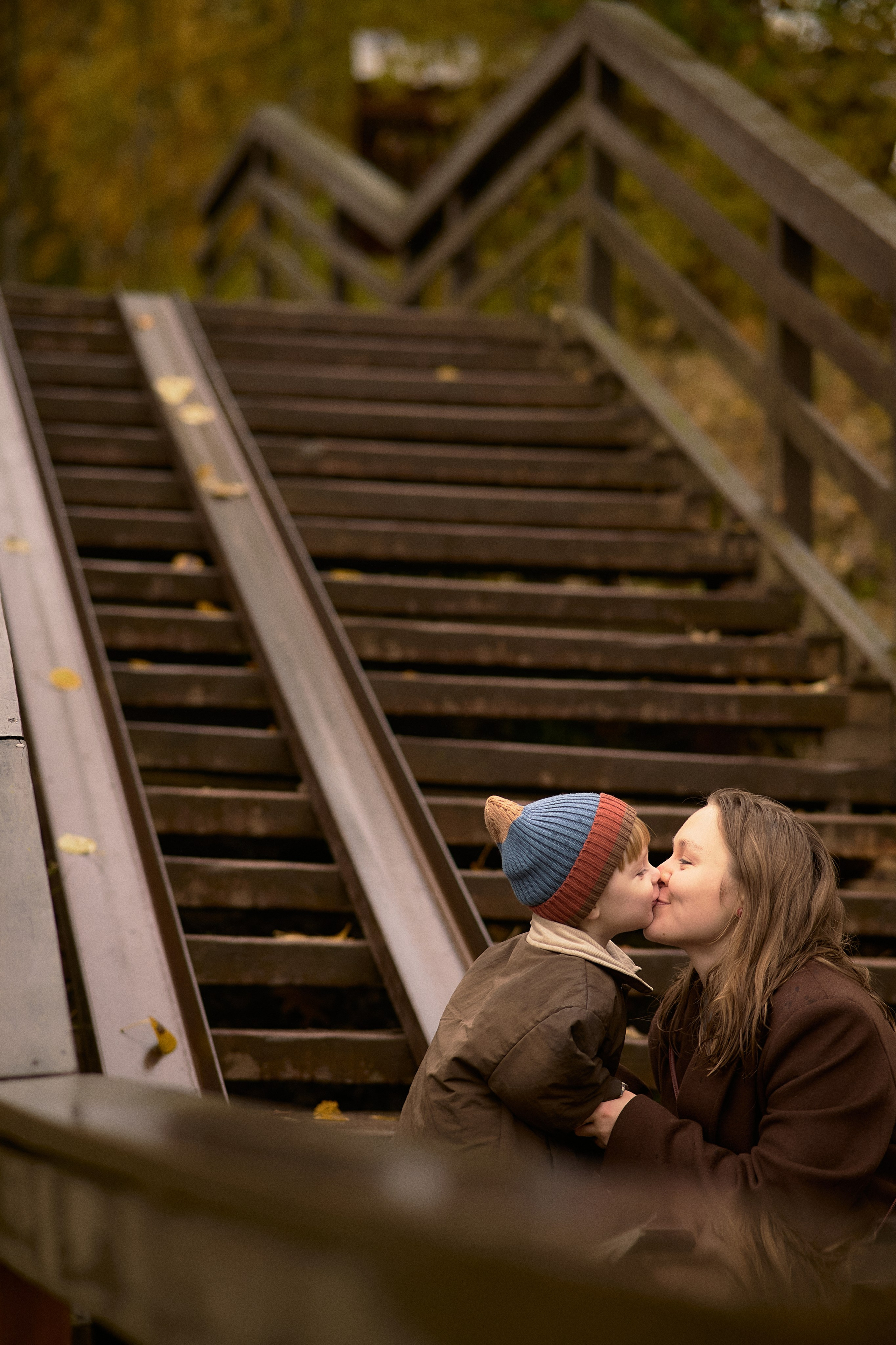 Света и Илюша под дождём. Семейный и свадебный lifestyle-фотограф в Москве Мария Петрова