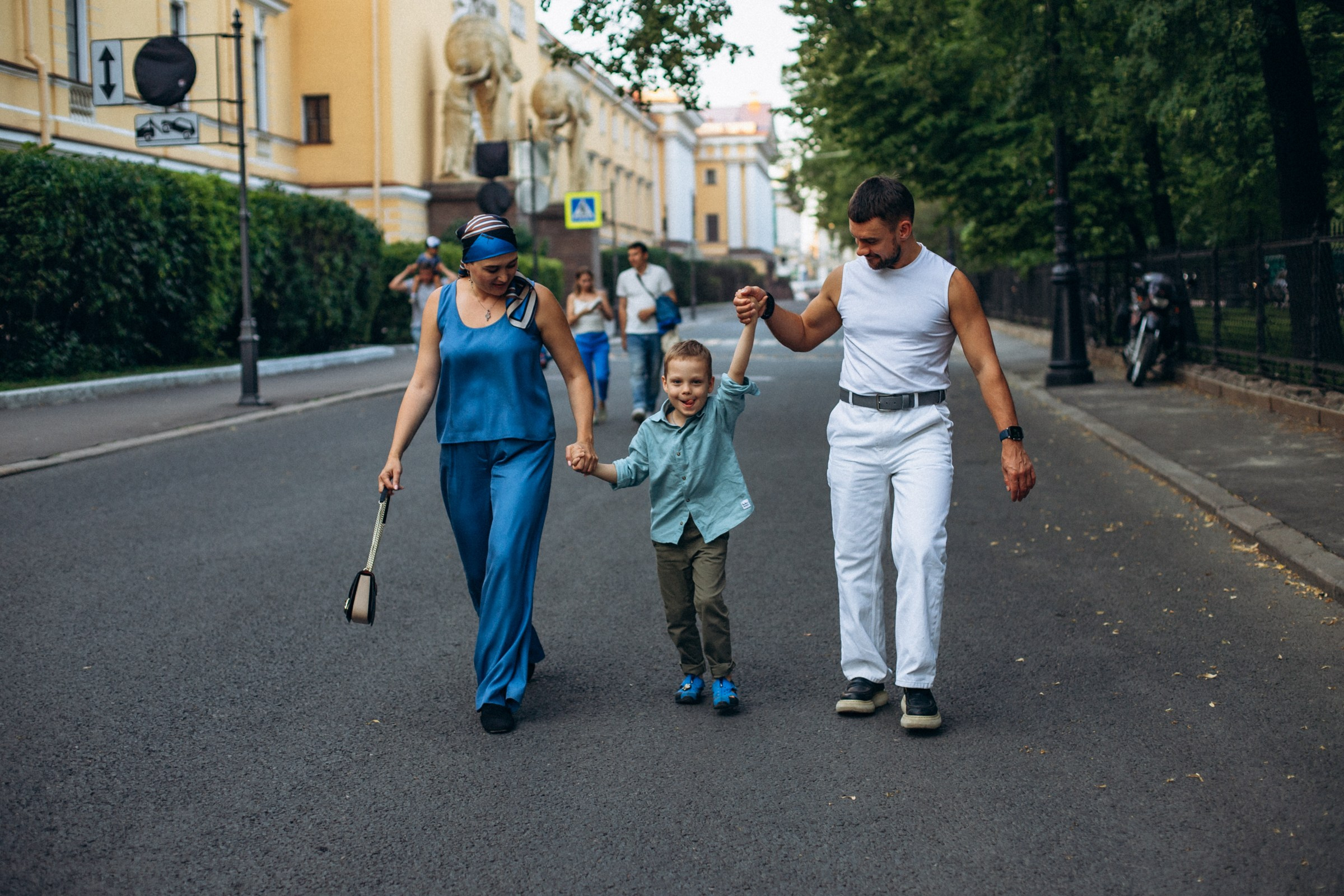 Наталья с семьей в июле. Фотопрогулка в Петербурге. Индивидуальный и семейный фотограф в Санкт-Петербурге
